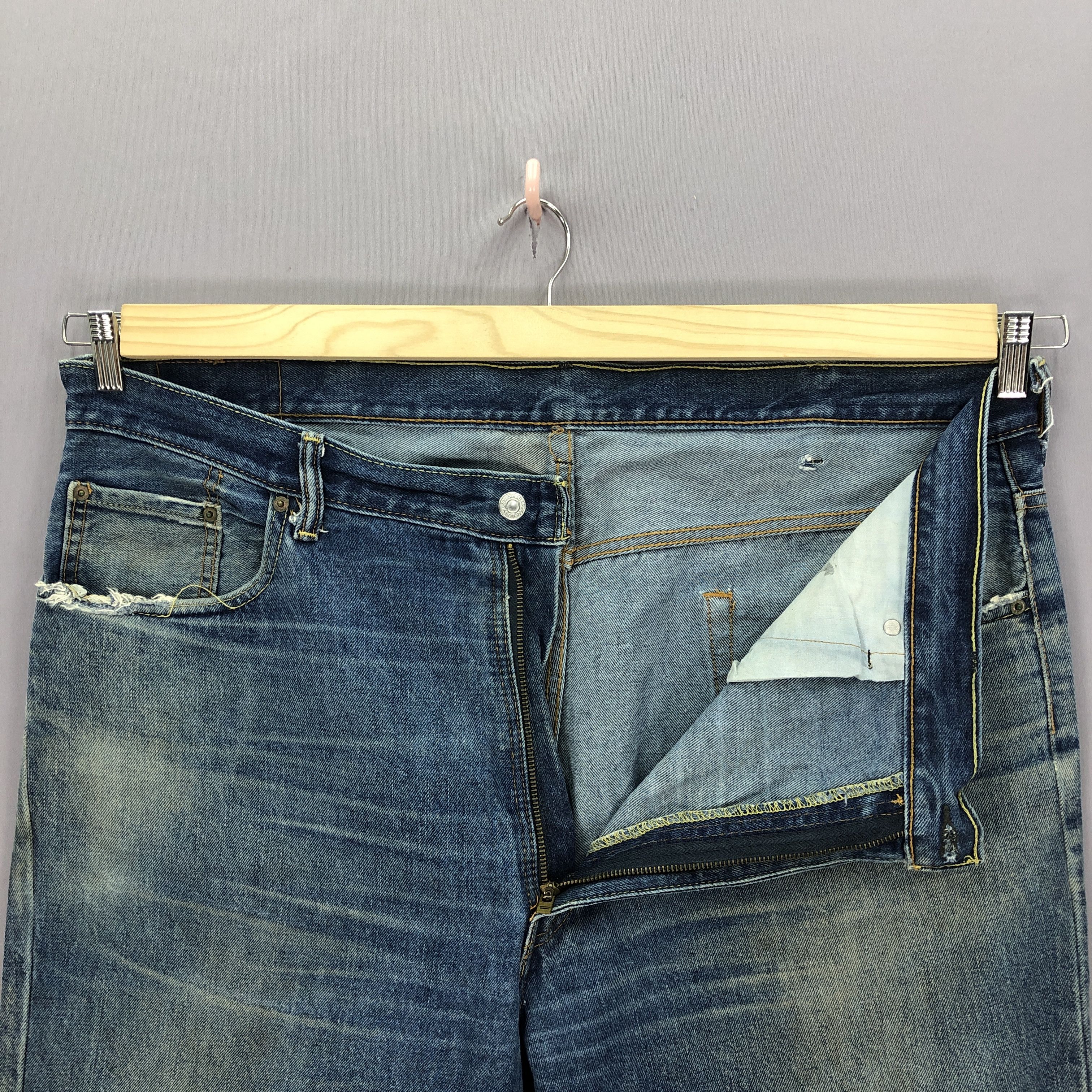 Levi's Vintage Levis 550 Faded Jeans Levi's Ripped Stonewash Denim Size US 44 / EU 60 - 5 Thumbnail