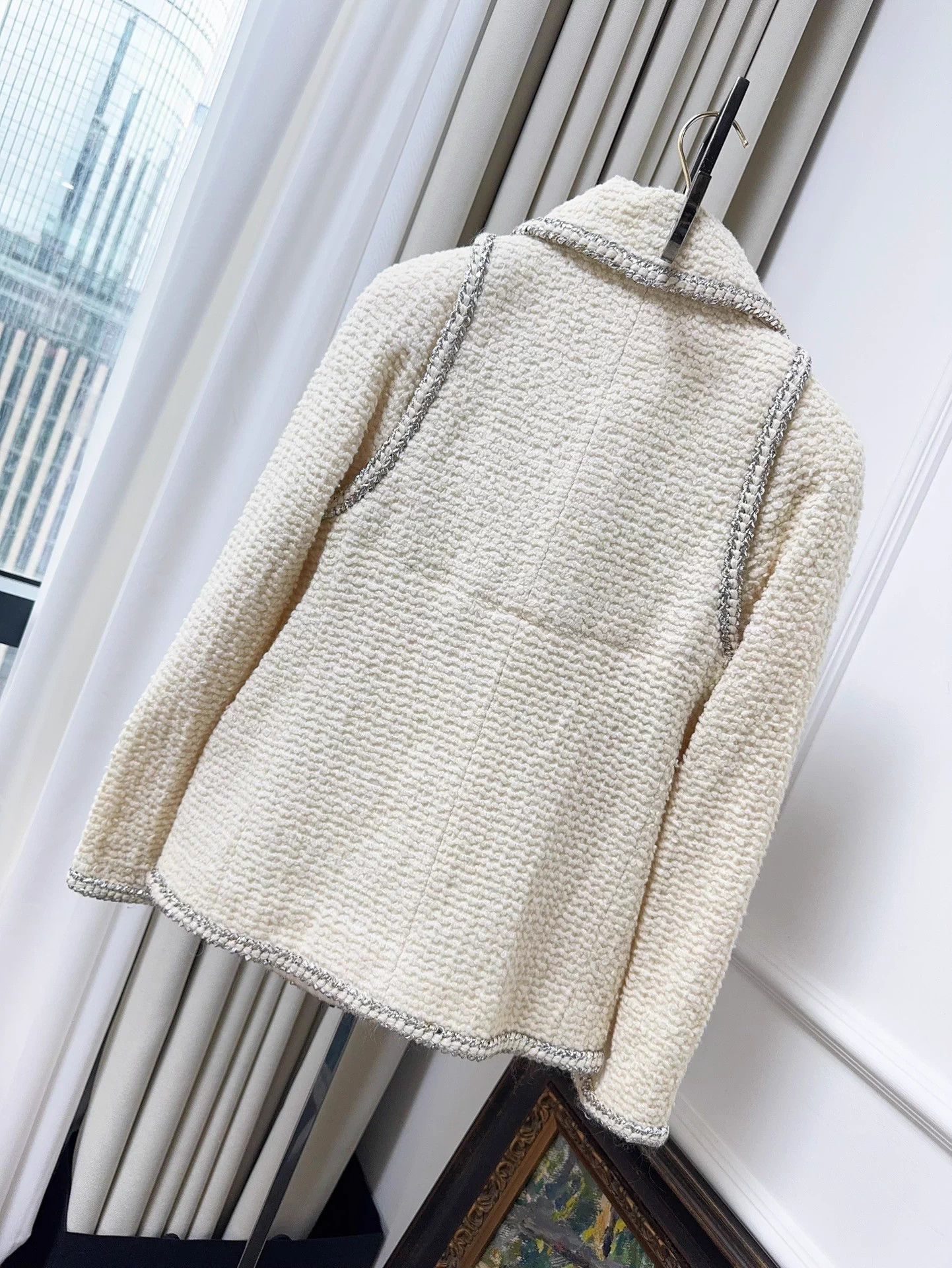 Chanel Chanel 17K Ivory Silver Trim 2Pkt PearlBtn TweedJacket 36 Size XS / US 0-2 / IT 36-38 - 2 Thumbnail