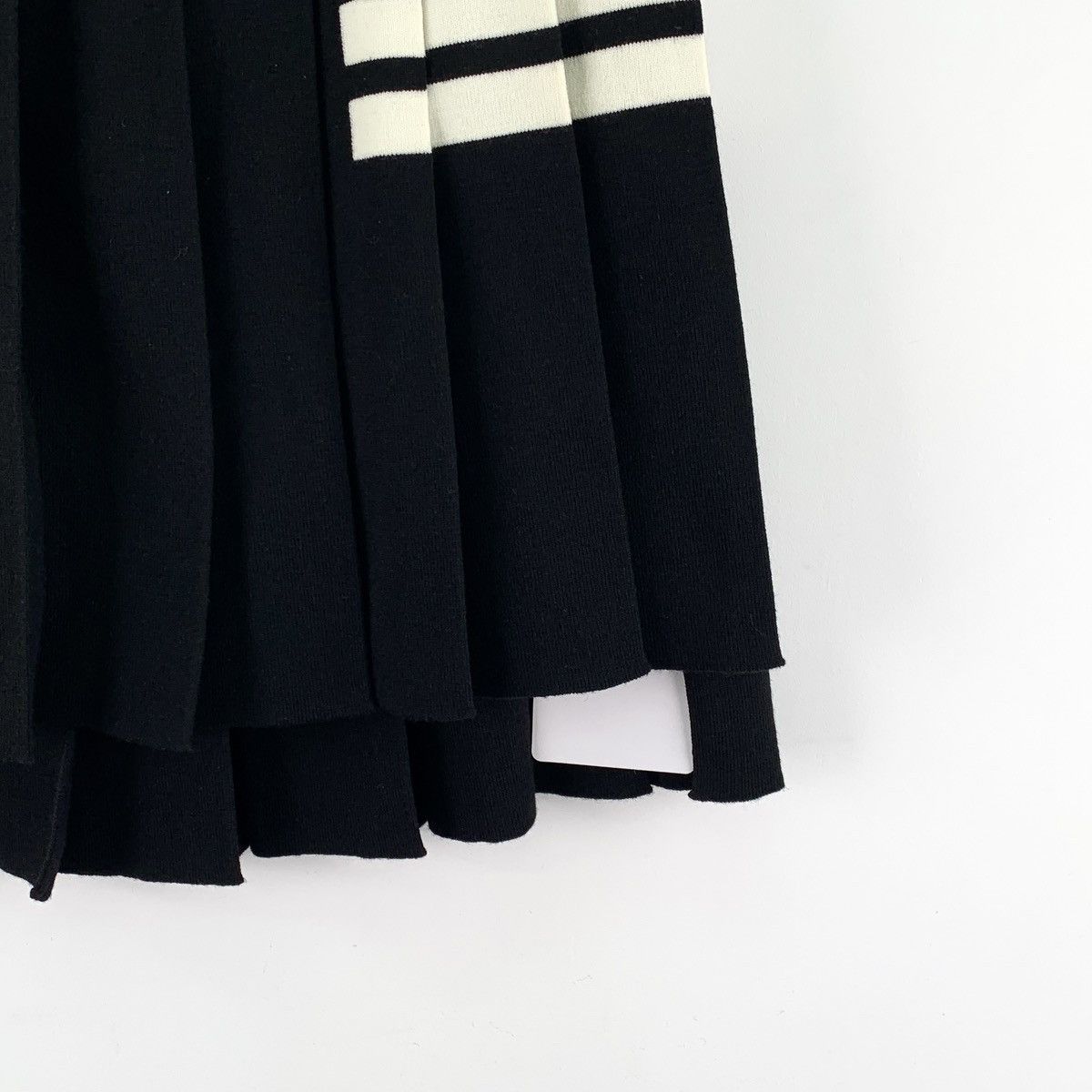 Thom Browne Thom Browne Four-bar Wool Casual Pleated Skirt K26WX Size 30" / US 8 / IT 44 - 4 Thumbnail