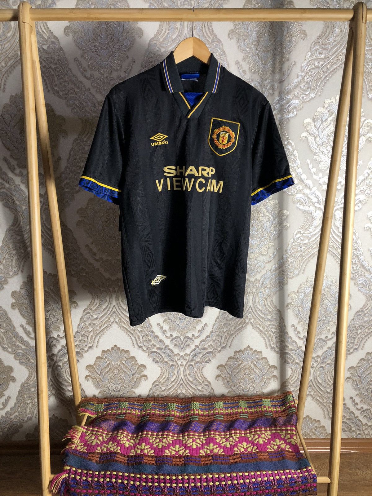 VINTAGE UMBRO MANCHESTER UNITED SHARP SOCCER JERSEY Y2K 90s