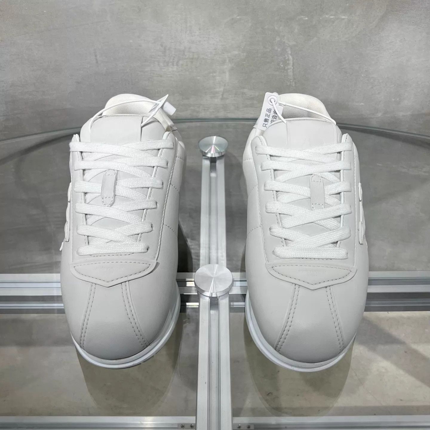 Louis Vuitton White Low-Top Sneakers Size 8.5 Size US 8.5 / EU 41-42 - 1 Thumbnail