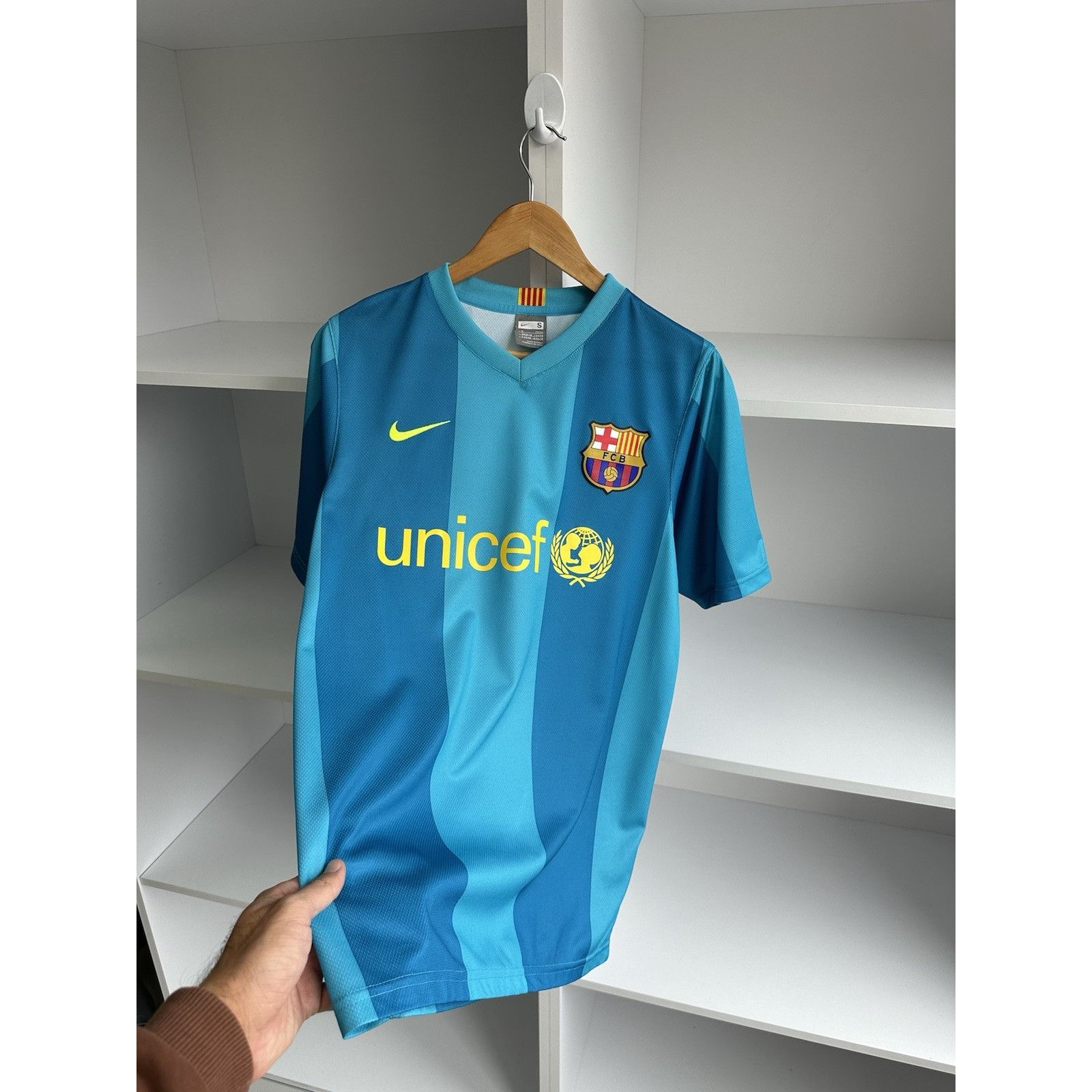 Nike BARCELONA 2007 2008 AWAY FOOTBALL SOCCER SHIRT JERSEY NIKE 2 Size US S / EU 44-46 / 1 - 6 Thumbnail