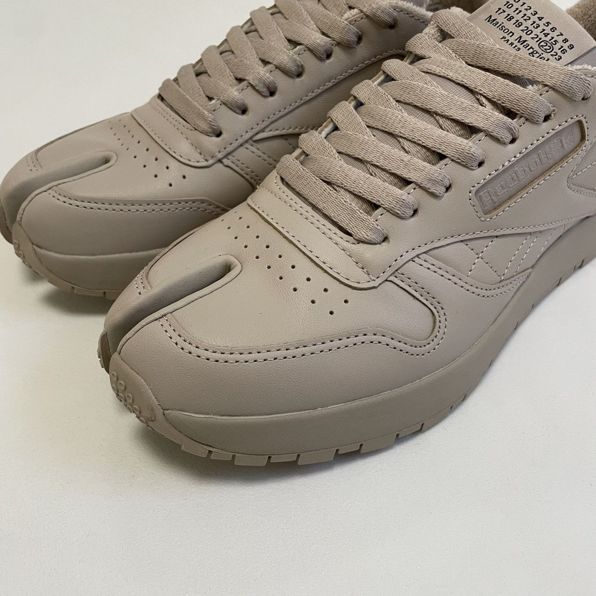 Maison Margiela × Reebok Beige Leather ‘Project 0 CL’ Tabi Sneakers Size US 10 / IT 40 - 16 Thumbnail