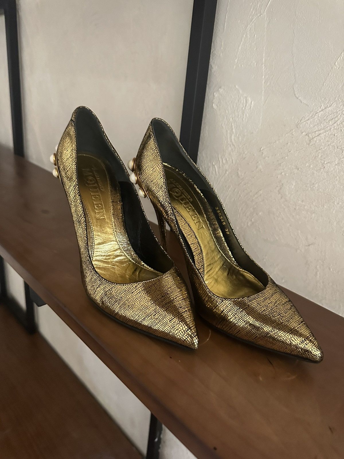 Alexander McQueen Alexander McQueen Gold Textured Pearl-Heel Pumps – Size 38 Size US 8 / IT 38 - 8 Thumbnail