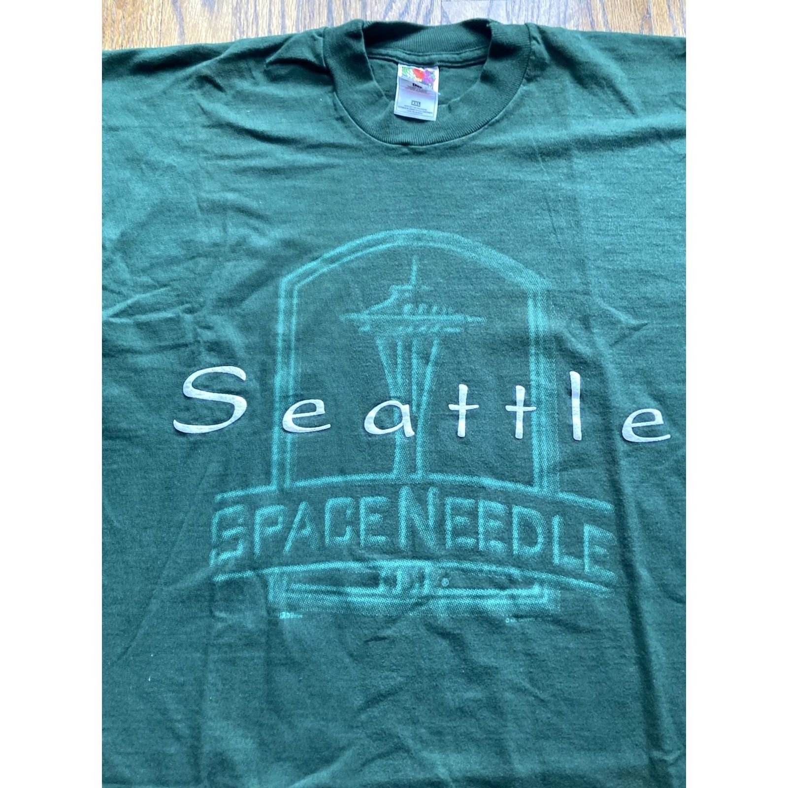 Fruit Of The Loom VINTAGE Space Needle Shirt 2XL Green Fruit of the Loom Men T-Shirt Seattle Washington Single Stitch Tourist 90s Size US XXL / EU 58 / 5 - 2 Thumbnail