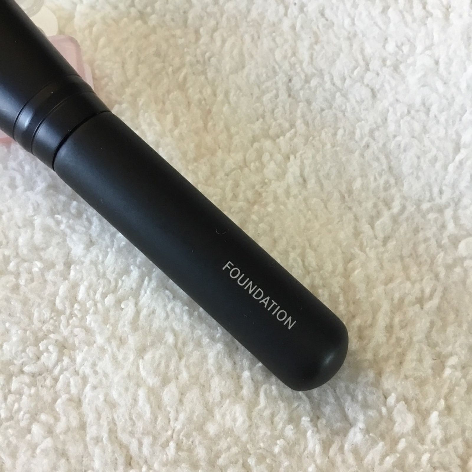 Other Le Métier de Beauté Flat Angled Foundation Brush Size ONE SIZE - 5 Thumbnail