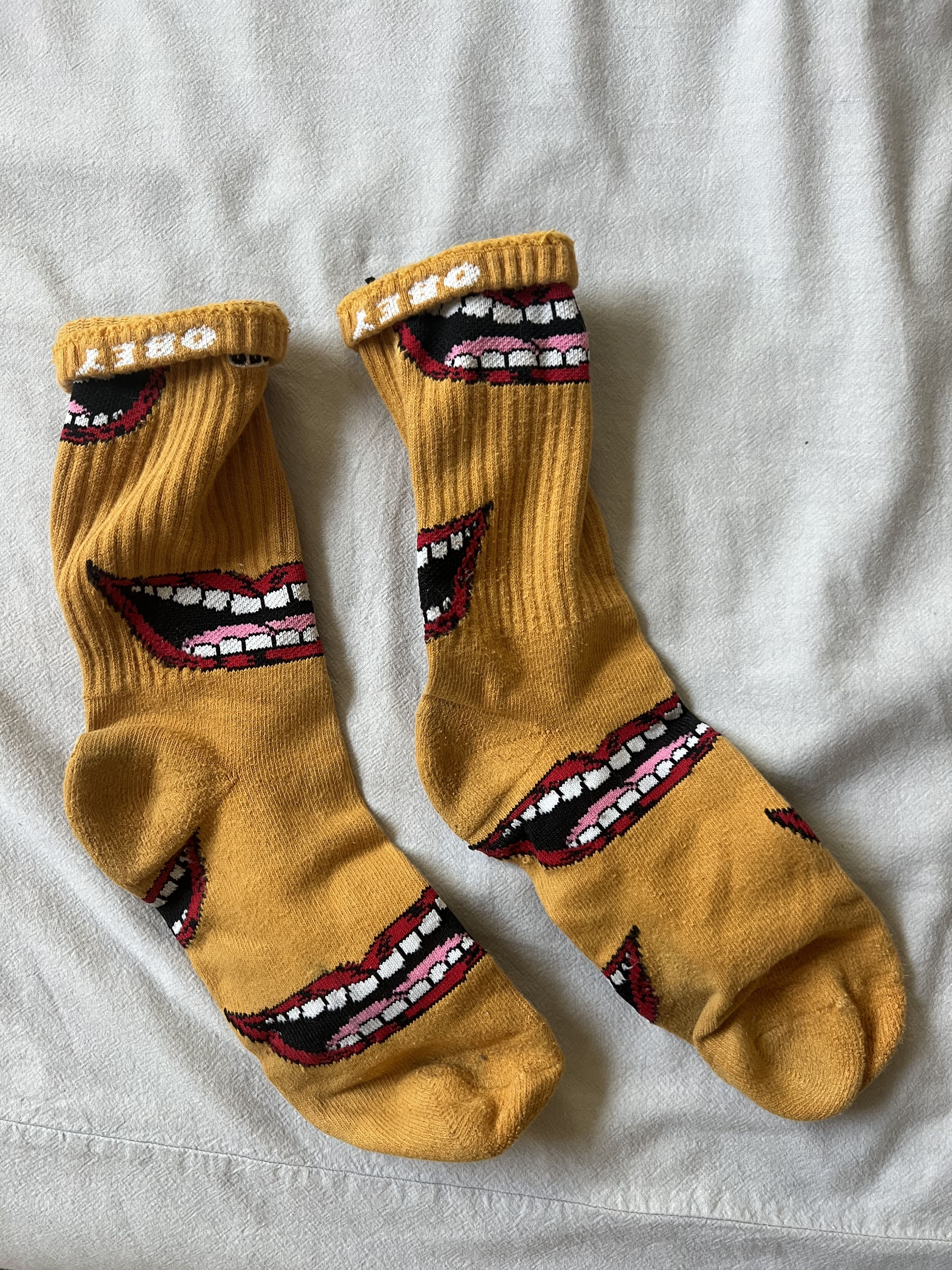 Obey Easy Lips Smile Shirt + Matching socks! Size US L / EU 52-54 / 3 - 5 Thumbnail