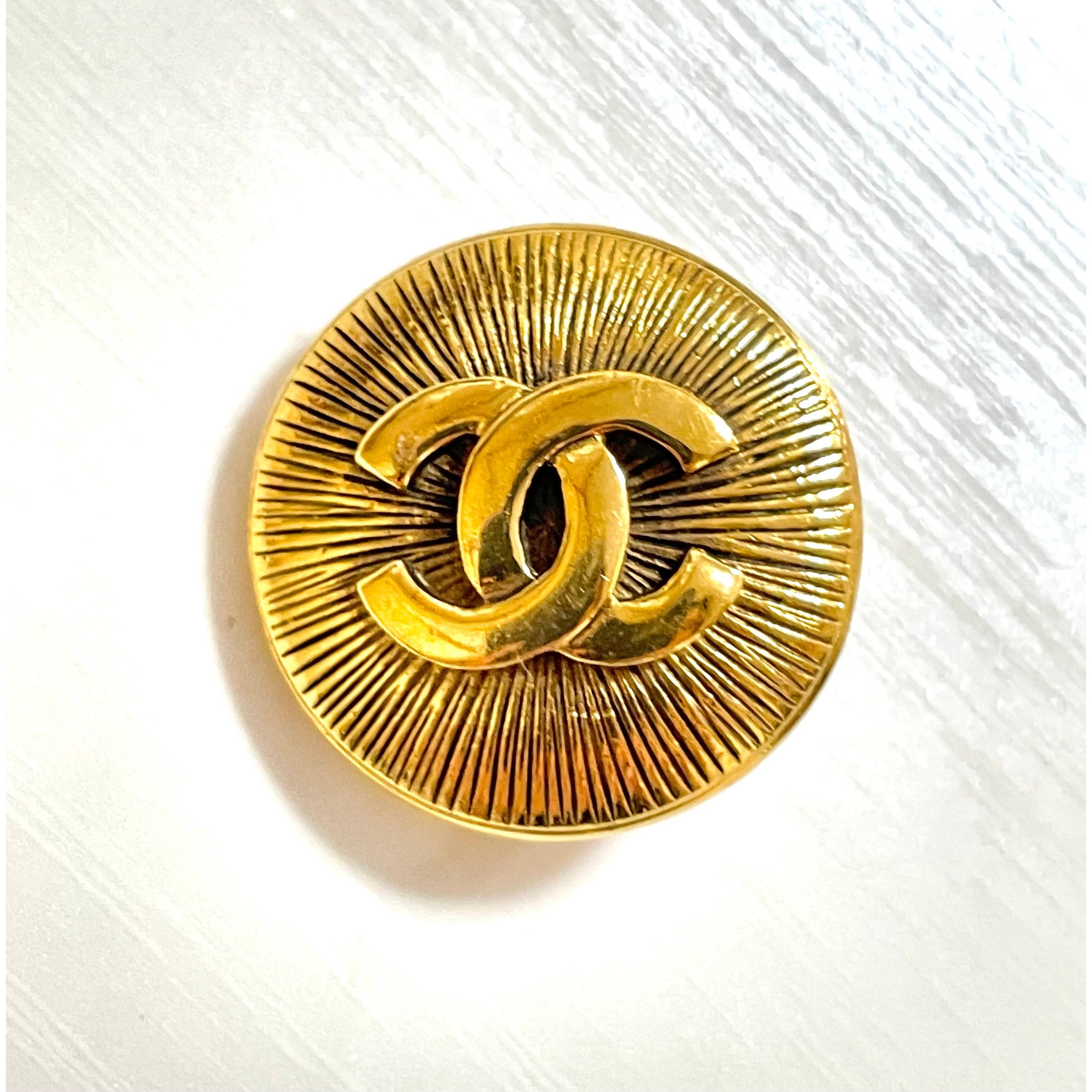 Chanel Vintage CHANEL round CC brooch, sunburst design. France Size ONE SIZE - 1 Thumbnail
