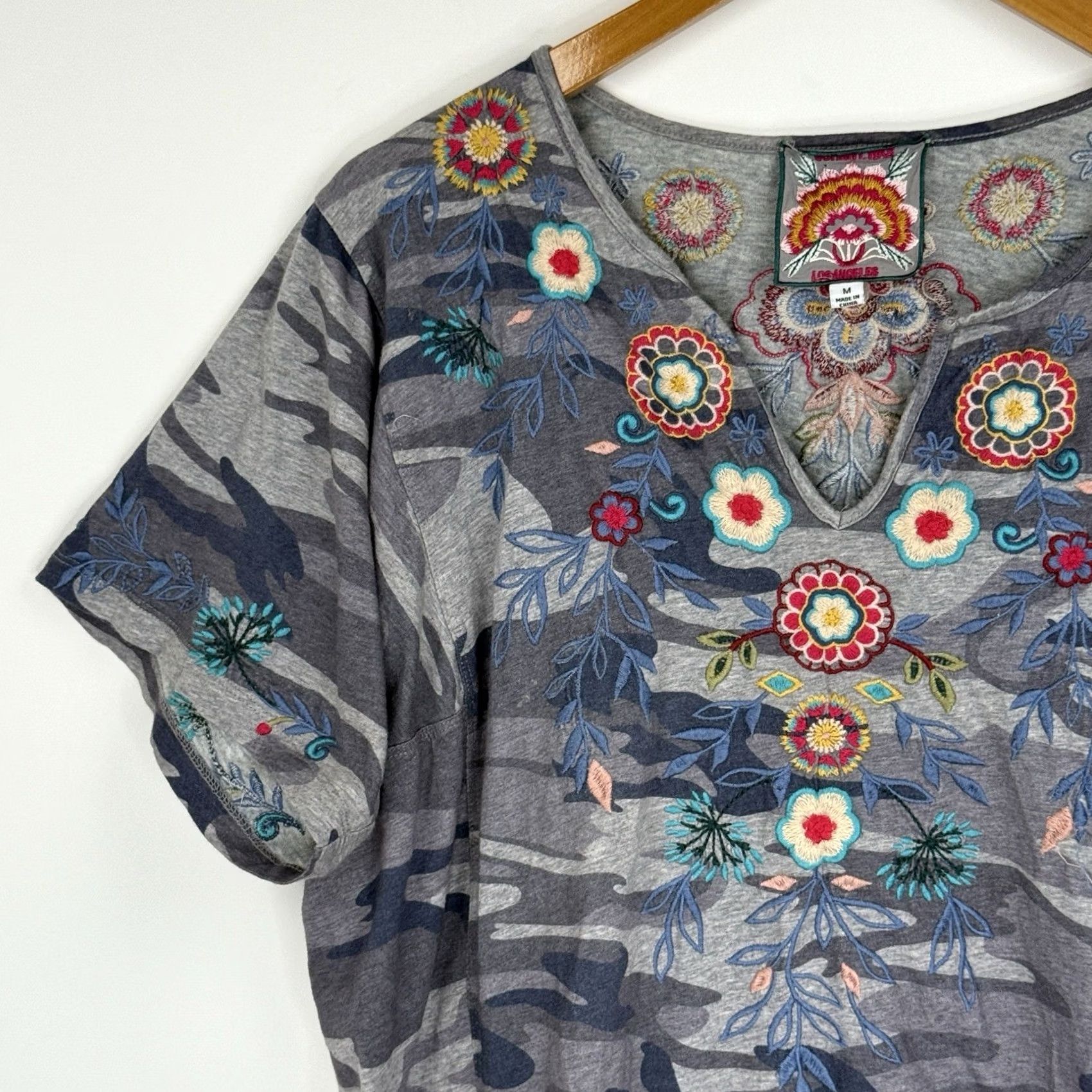 Johnny Was Johnny Was Top Medium Camo Short Sleeve V Neck Embroidered Boho Festival Shirt Womens M Gray混 Size M / US 6-8 / IT 42-44 - 4 Thumbnail