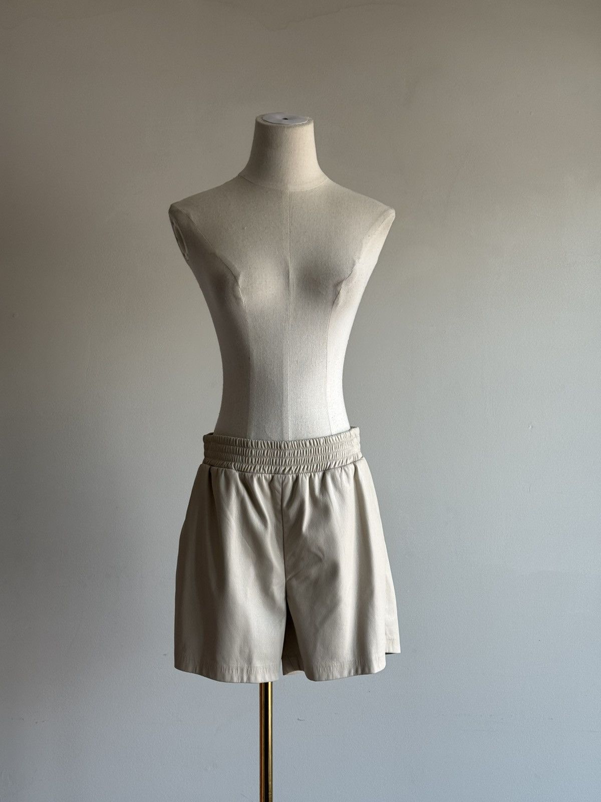 Anine Bing Anine Bing off-white vegan leather shorts sz M Size 27" / US 4 / IT 40 - 1 Thumbnail