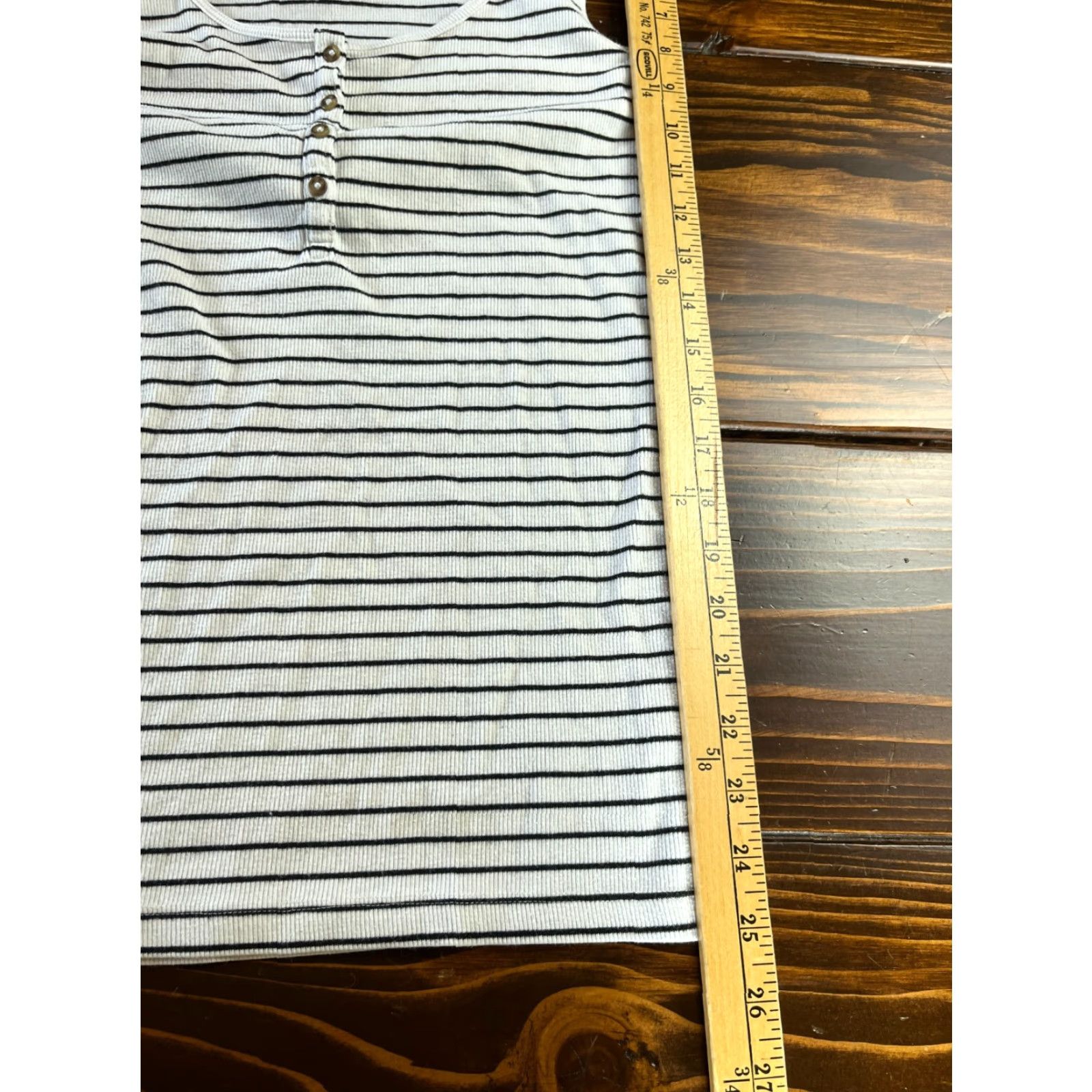Old Navy Old Navy Tank Top Womens Large Black White Striped Casual Colorful Multicolor Tank Top Pattern Striped Sleeveless Round Neck Color may vary Size L / US 10 / IT 46 - 5 Thumbnail