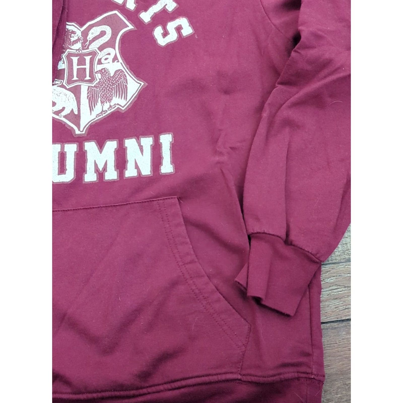 Vintage VINTAGE Hogwarts Alumni Pullover Small Hoodie Sweatshirt Drawstring Harry Potter Unisex Small Burgundy 60/40 cotton polyester Mens Womens Boys Girls Size US S / EU 44-46 / 1 - 3 Thumbnail