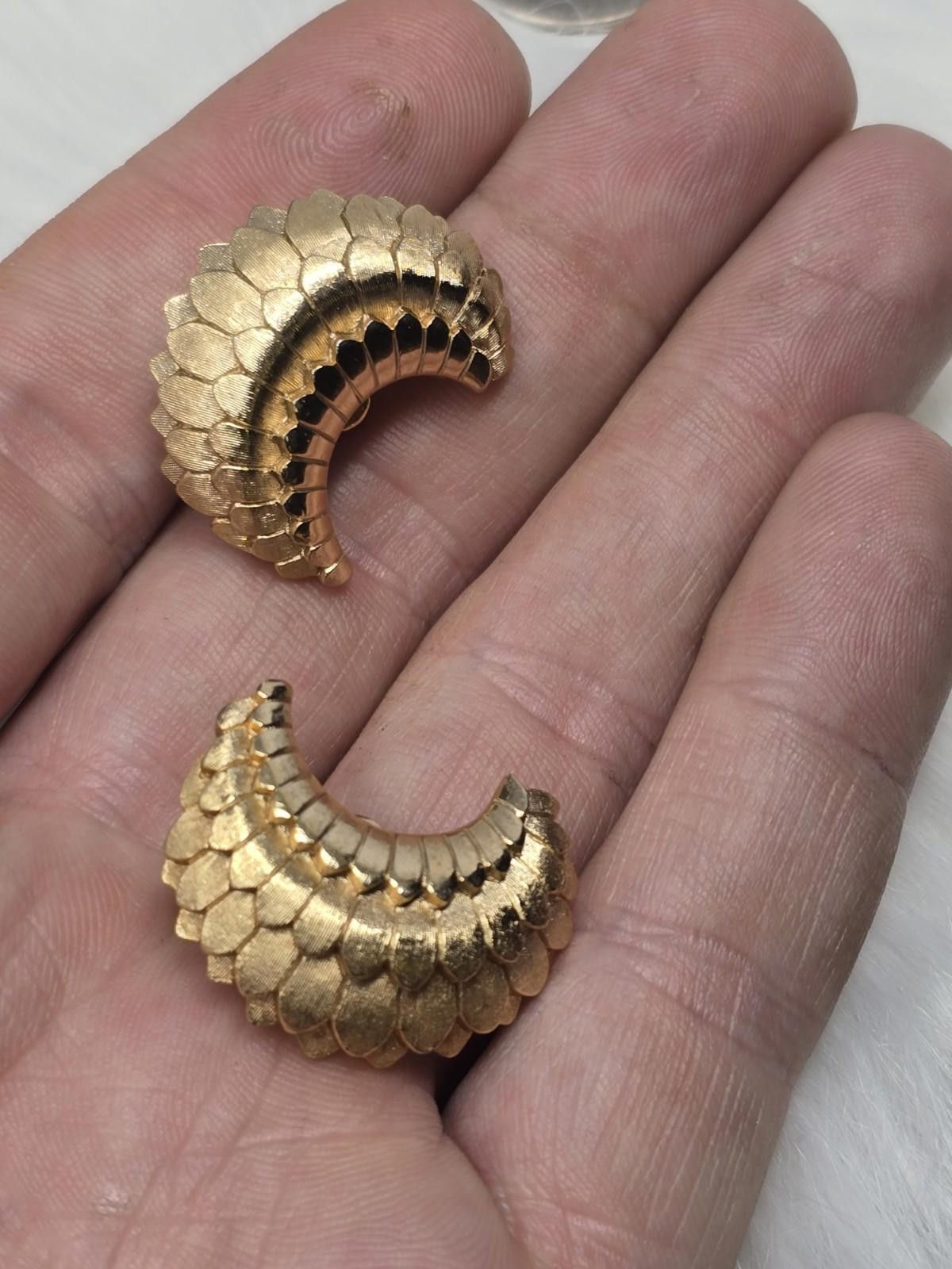 Other Vintage Beautiful Crown Trifari Gold Crescent Clip Earrings Size ONE SIZE - 8 Thumbnail