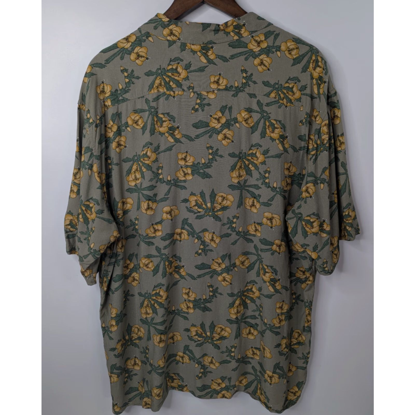 Uniqlo VINTAGE Uniqlo Shirt Mens XL Short Sleeve Button Hawaiian Floral AOP Rayon Collar Size US XL / EU 56 / 4 - 3 Thumbnail