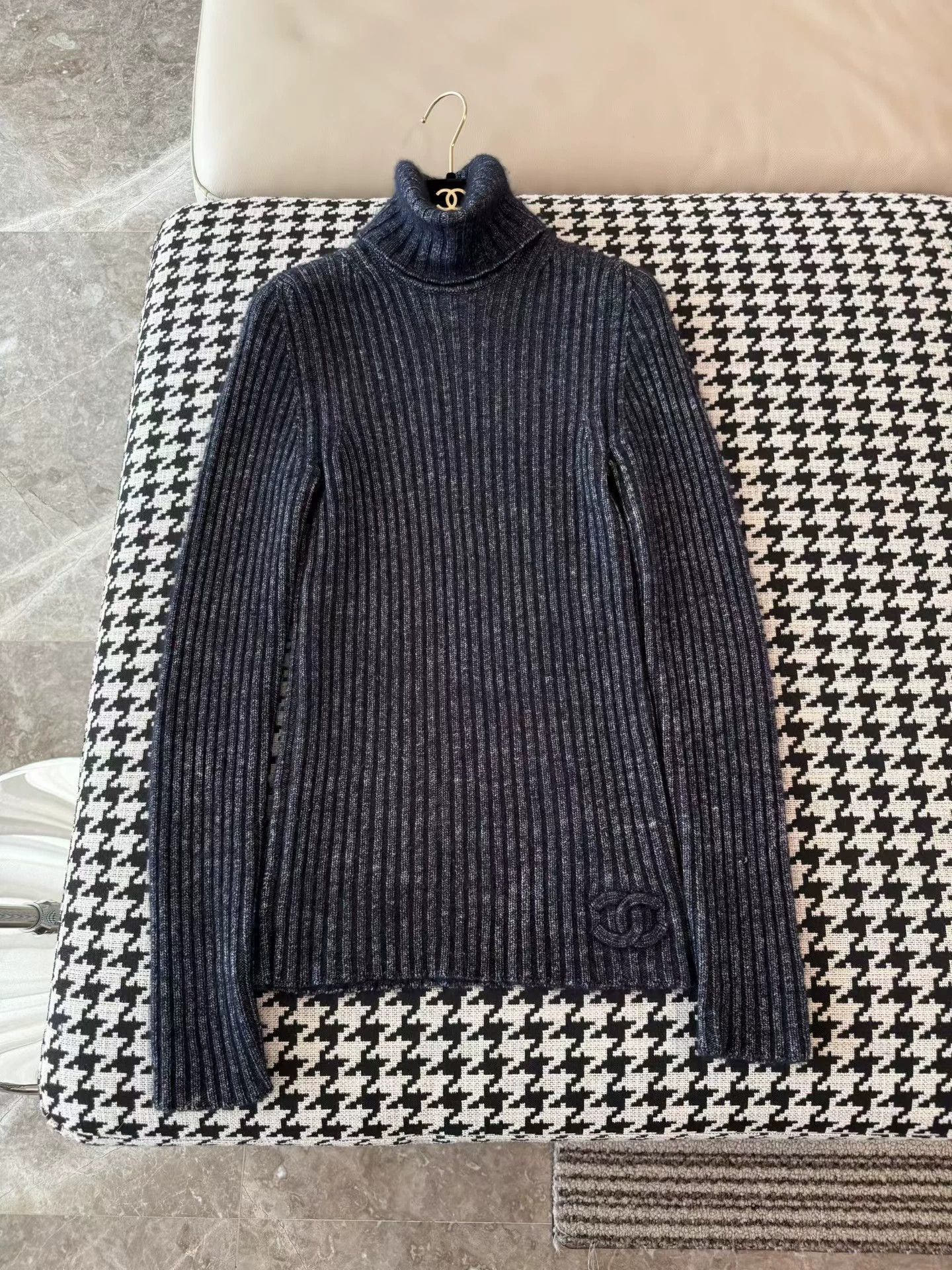 Chanel Chanel embossed logo cashmere-silk sweater 40 (small） Size M / US 6-8 / IT 42-44 - 8 Thumbnail