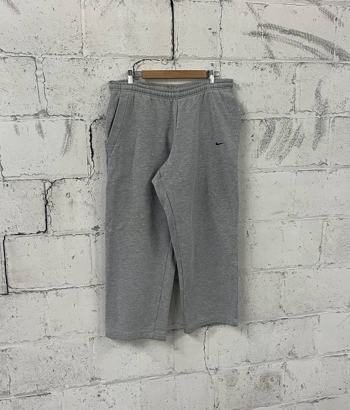 Nike Nike baggy fit sweat pants vintage wide leg streetwear hype Size US 34 / EU 50 - 1 Thumbnail