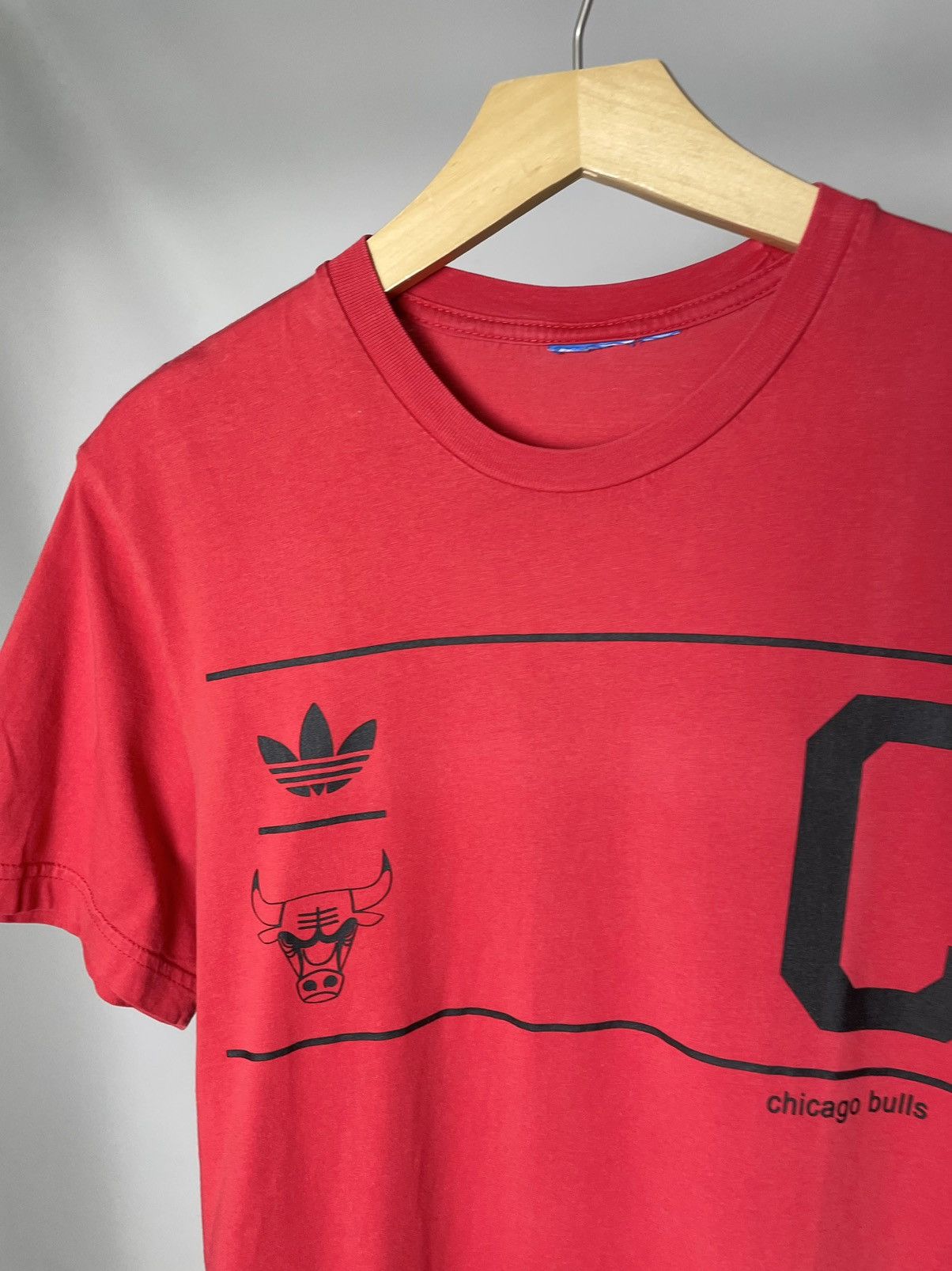 Adidas Adidas Originals x NBA 👹🏀 Chicago Bulls jersey tee t shirt Size US M / EU 48-50 / 2 - 5 Thumbnail
