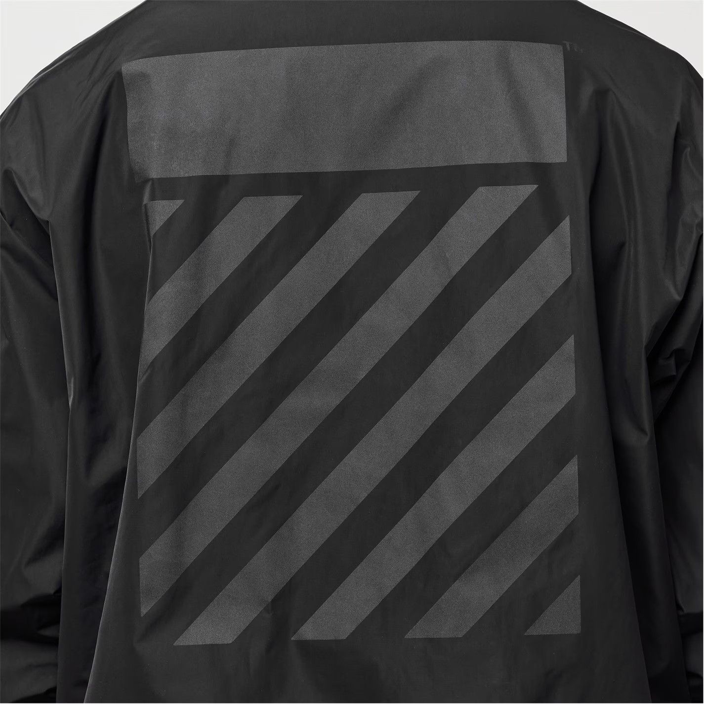 Off-White o1g2r1mq0326 Technical Fabric Hooded Windbreaker Jacket Size US S / EU 44-46 / 1 - 5 Thumbnail
