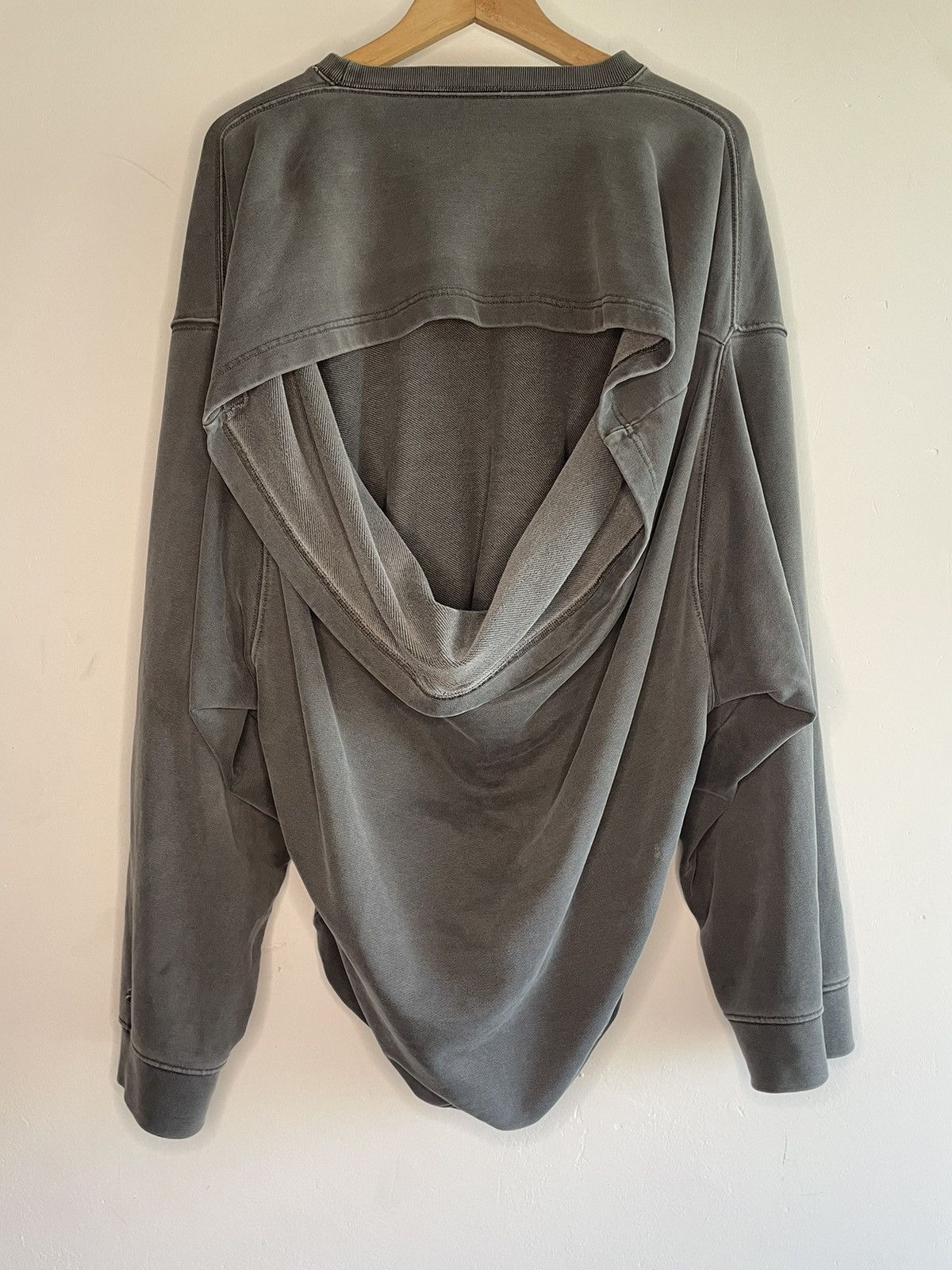 Balenciaga Oversized open back crewneck sweater Size US S / EU 44-46 / 1 - 1 Thumbnail
