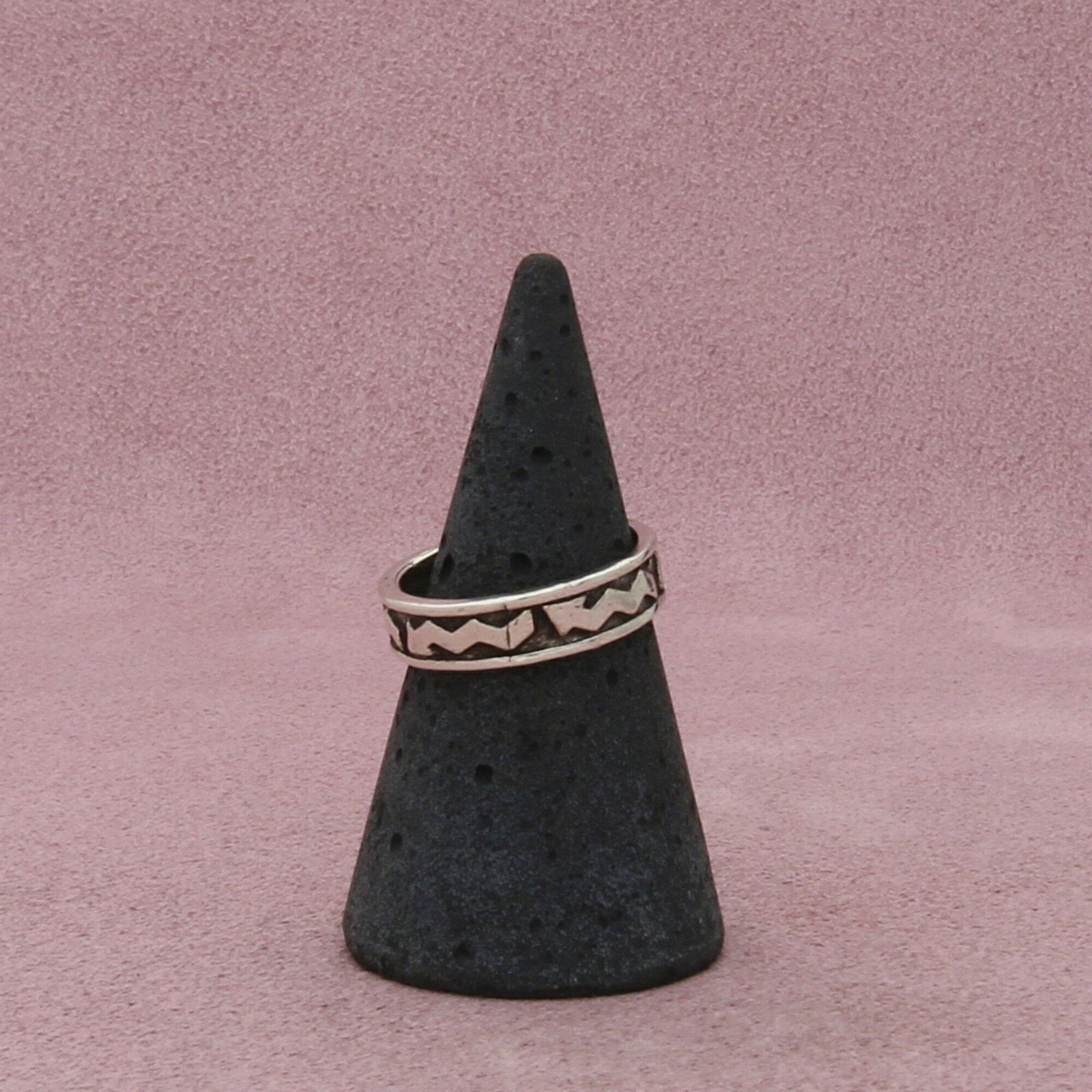 Sterling Silver sterling silver vintage wavy arrow band ring size 6 Size ONE SIZE - 4 Thumbnail
