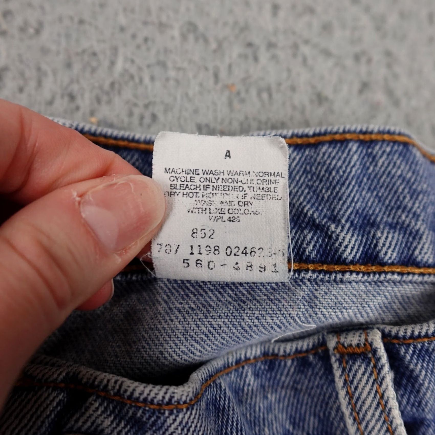 Levi's VINTAGE Levi's 550 Jeans Mens 36x34 Blue Loose Fit Light Wash 90s Size US 36 / EU 52 - 4 Thumbnail