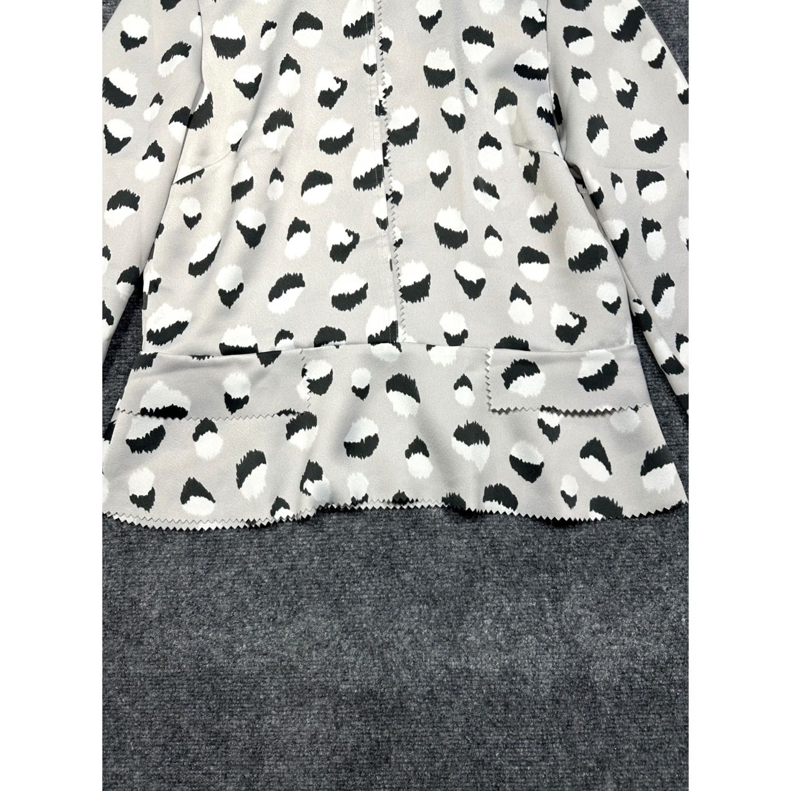 Banana Republic Banana Republic Womens Small Gray Print Shirt Keyhole Neck Peplum Hem Blouse Top Size S / US 4 / IT 40 - 2 Thumbnail
