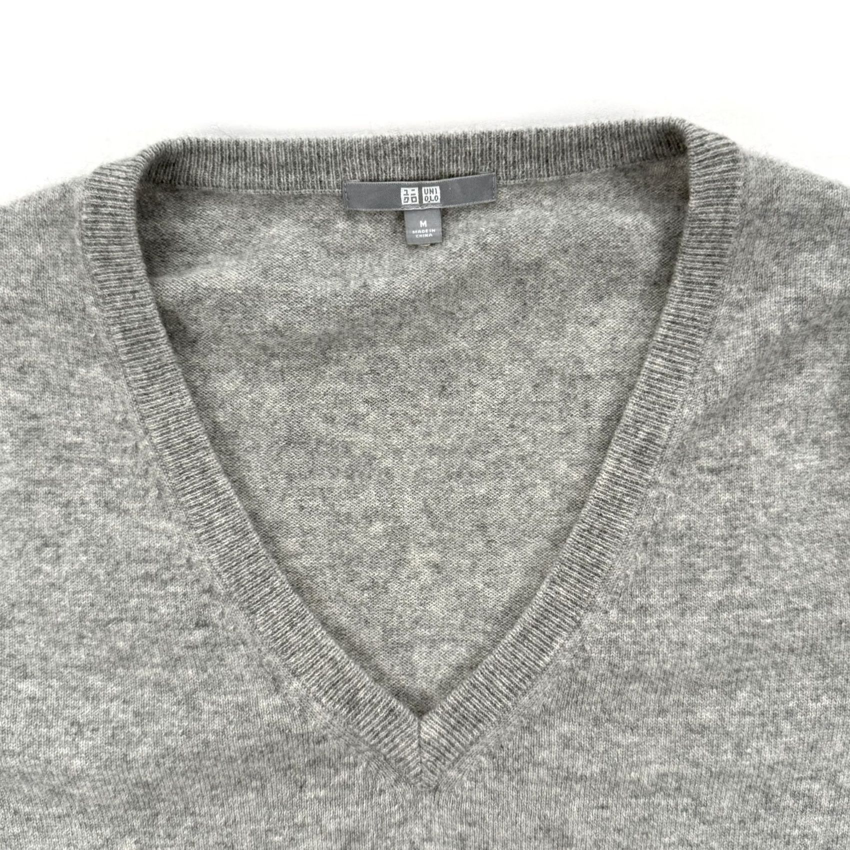 Uniqlo UNIQLO Cashmere Sweater Mens M Gray V-Neck Long Sleeve Casual Pullover Knit Regular Lightweight Breathable Classic Vintage No Size US M / EU 48-50 / 2 - 2 Thumbnail
