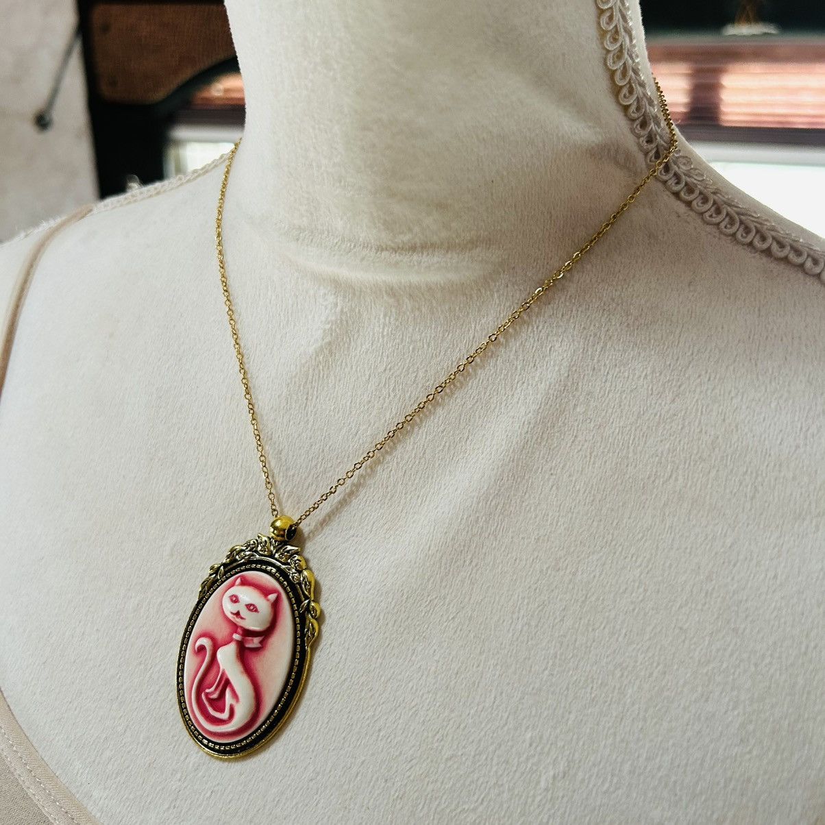 Handmade Handcrafted rose sitting pretty kitty cat cameo necklace Size ONE SIZE - 4 Thumbnail