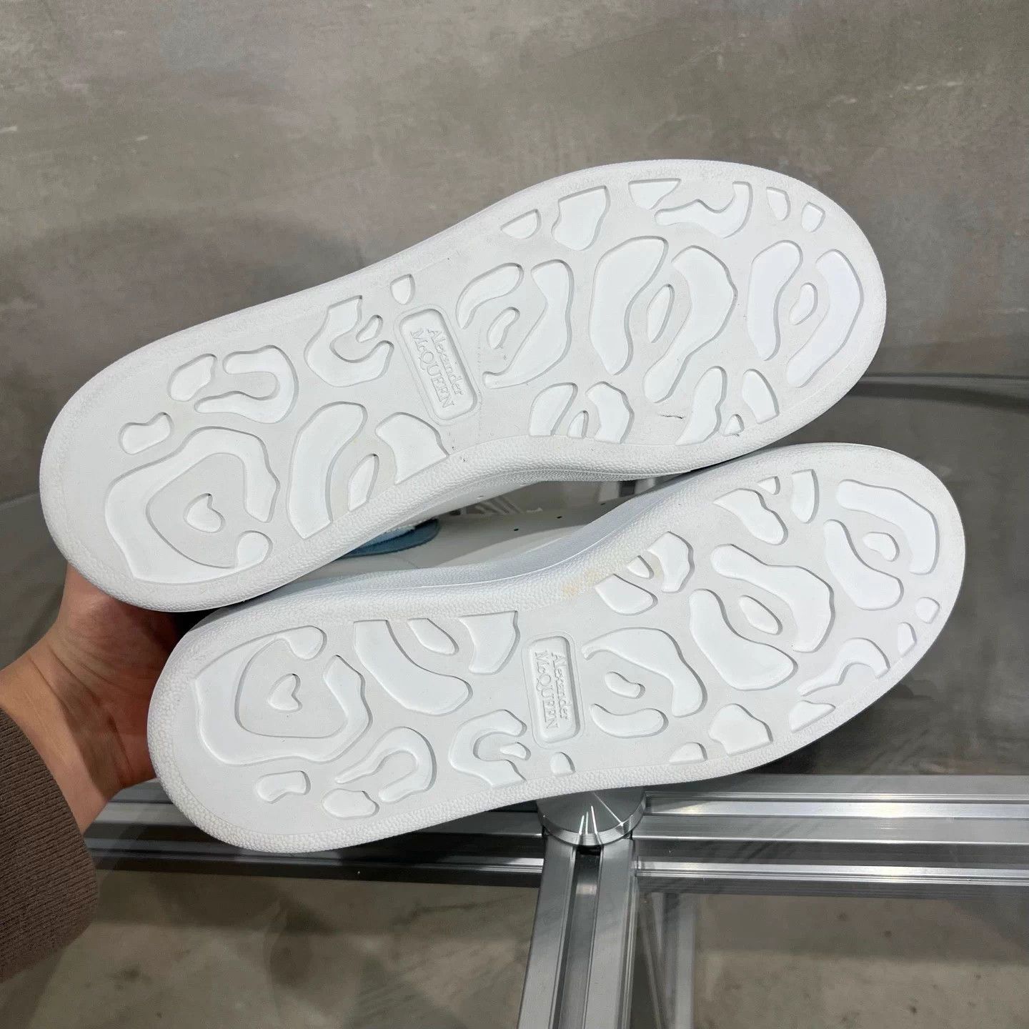 Alexander McQueen Alexander McQueen blue tab white sneakers EU 38.5 Size US 7.5 / IT 37.5 - 7 Thumbnail
