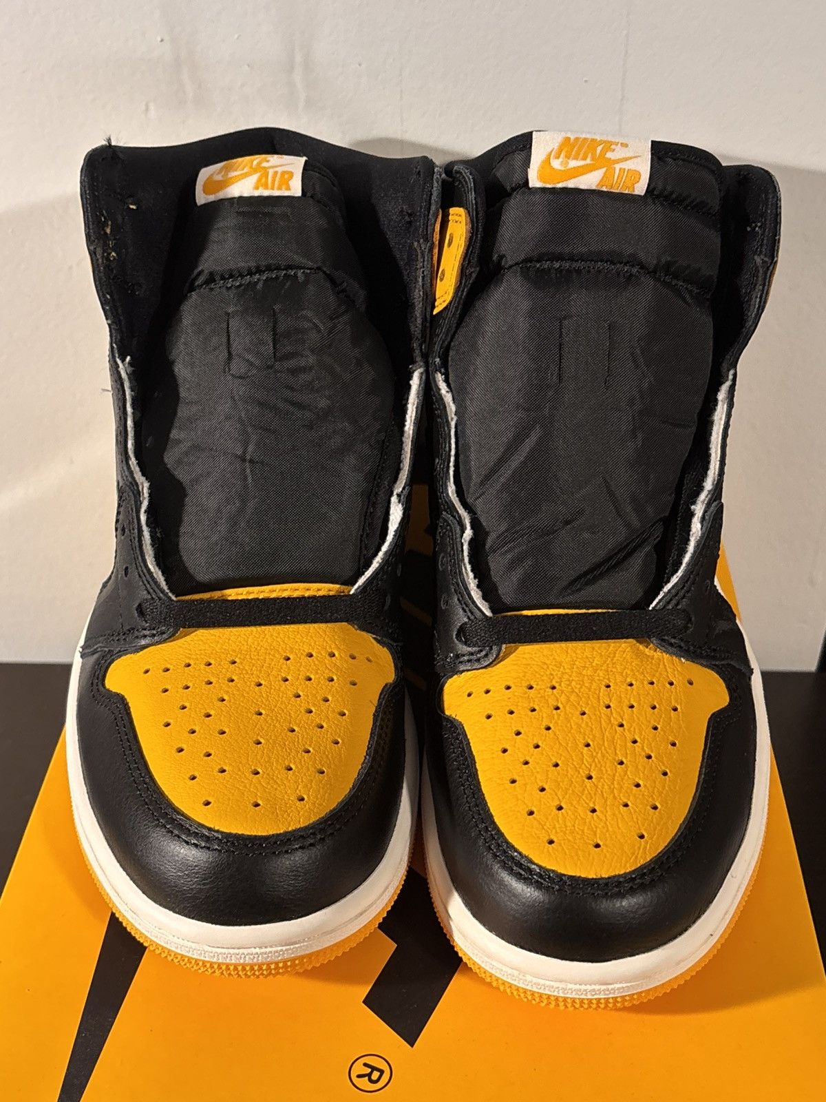 Jordan Brand Nike Air Jordan 1 Retro High OG Pollen 555088-701 Size 9 Size US 9 / EU 42 - 4 Thumbnail