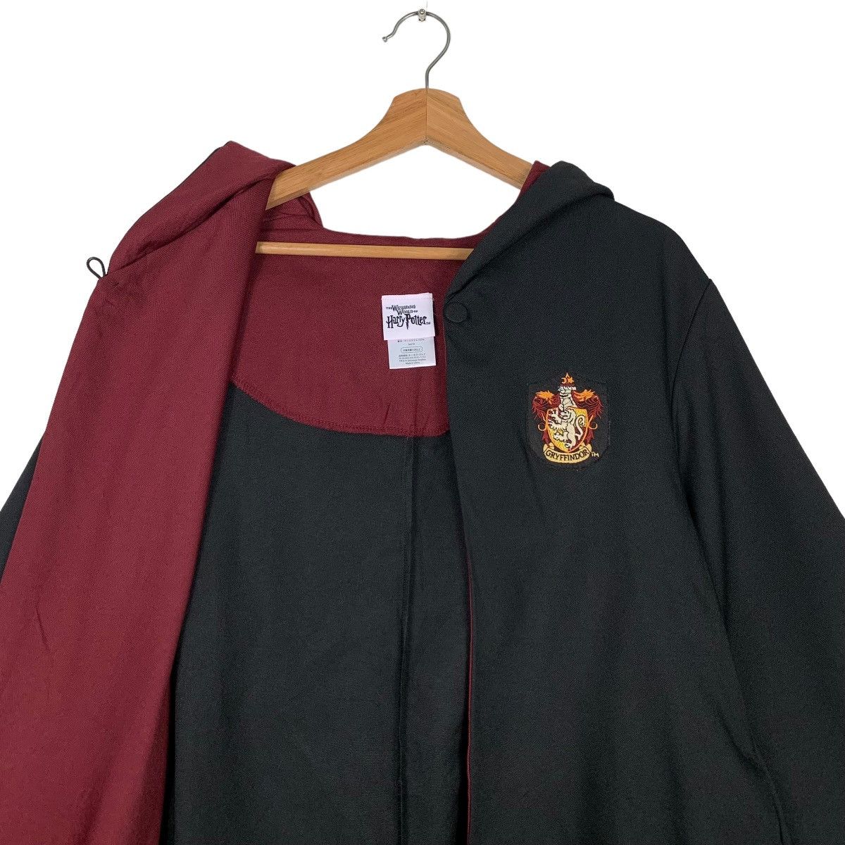 Universal Studios HARRY POTTER GRYFFINDOR CLOAK / CAPE #0235-C11 Size US M / EU 48-50 / 2 - 12 Thumbnail
