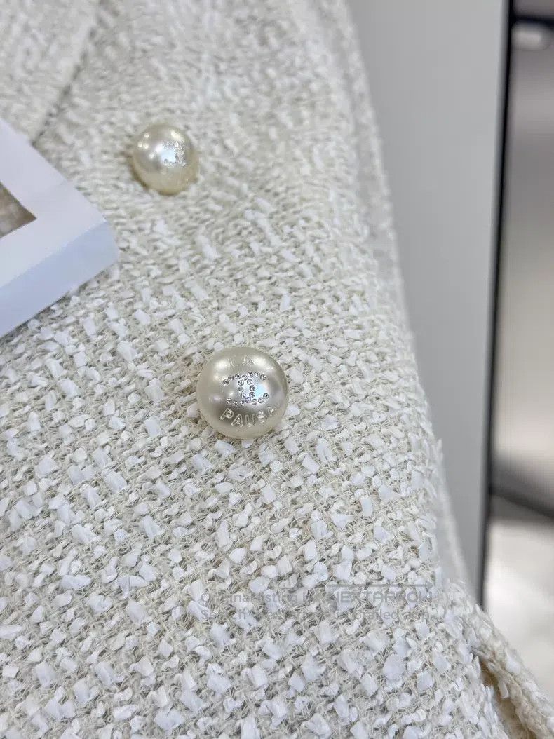 Chanel Chanel Cruise series tweed white pearl buckle suit jacket Size S / US 4 / IT 40 - 3 Thumbnail