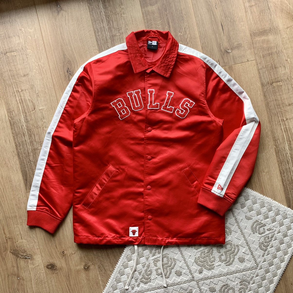 Pre-owned Chicago Bulls X Nba New Era Nba Chicago Bulls Wordmark Coaches Jacket In Red