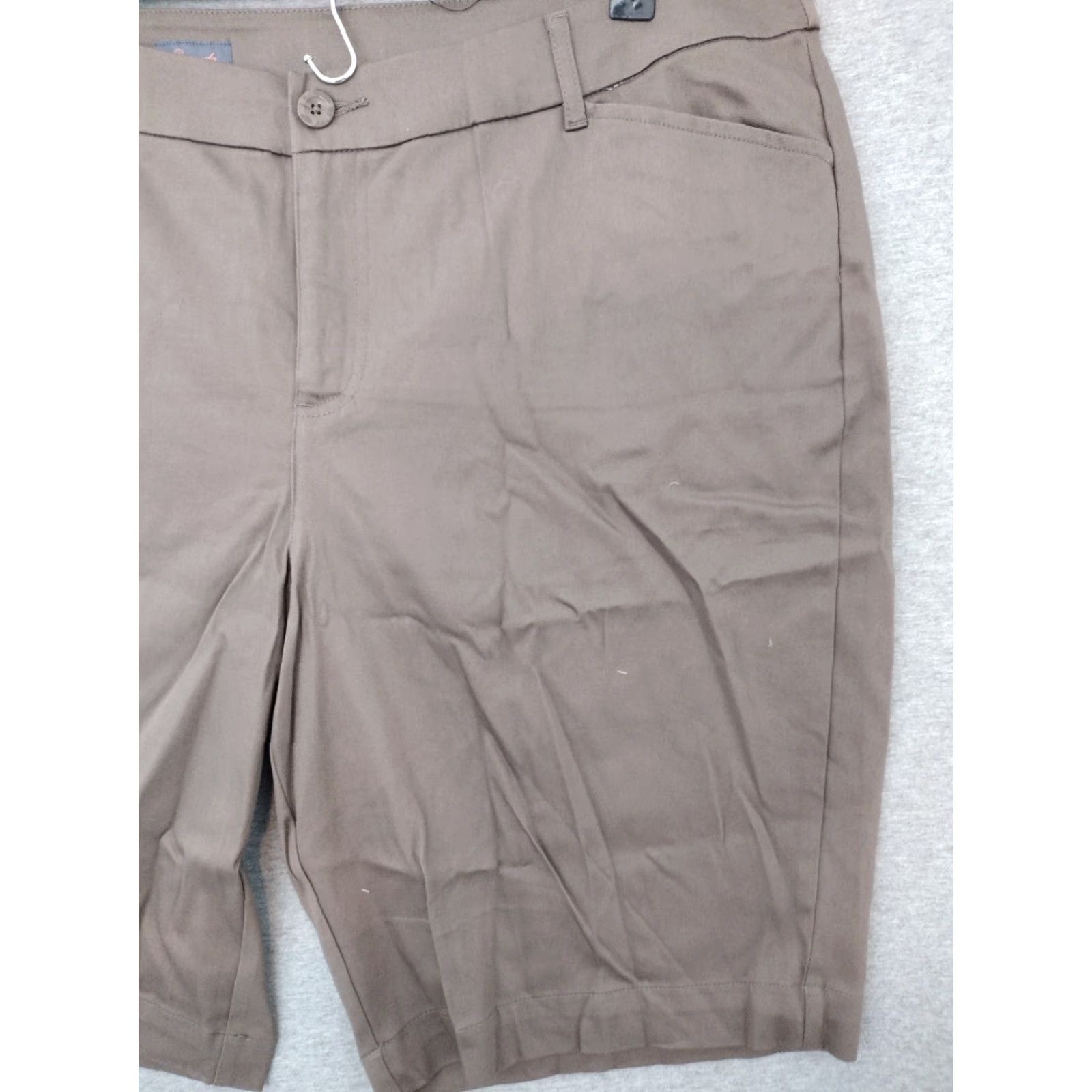 Vintage Bermuda Brand Bermuda Shorts Women's 20W Brown Cotton Blend Mid Rise Easy Fit Casual 4 Pockets Regular Men/Womens (if applicable) Size 42" / US 20 - 3 Thumbnail