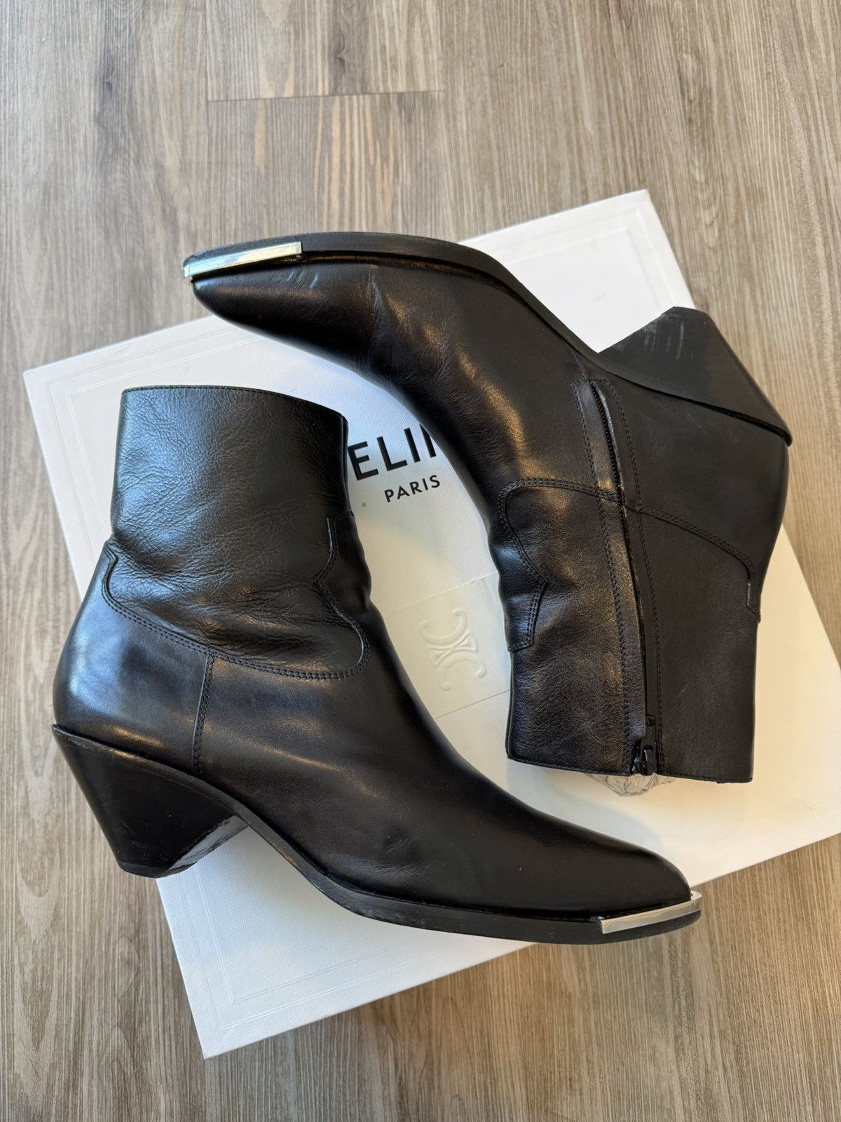 Ankle boots with metal ring, Black - Sisley