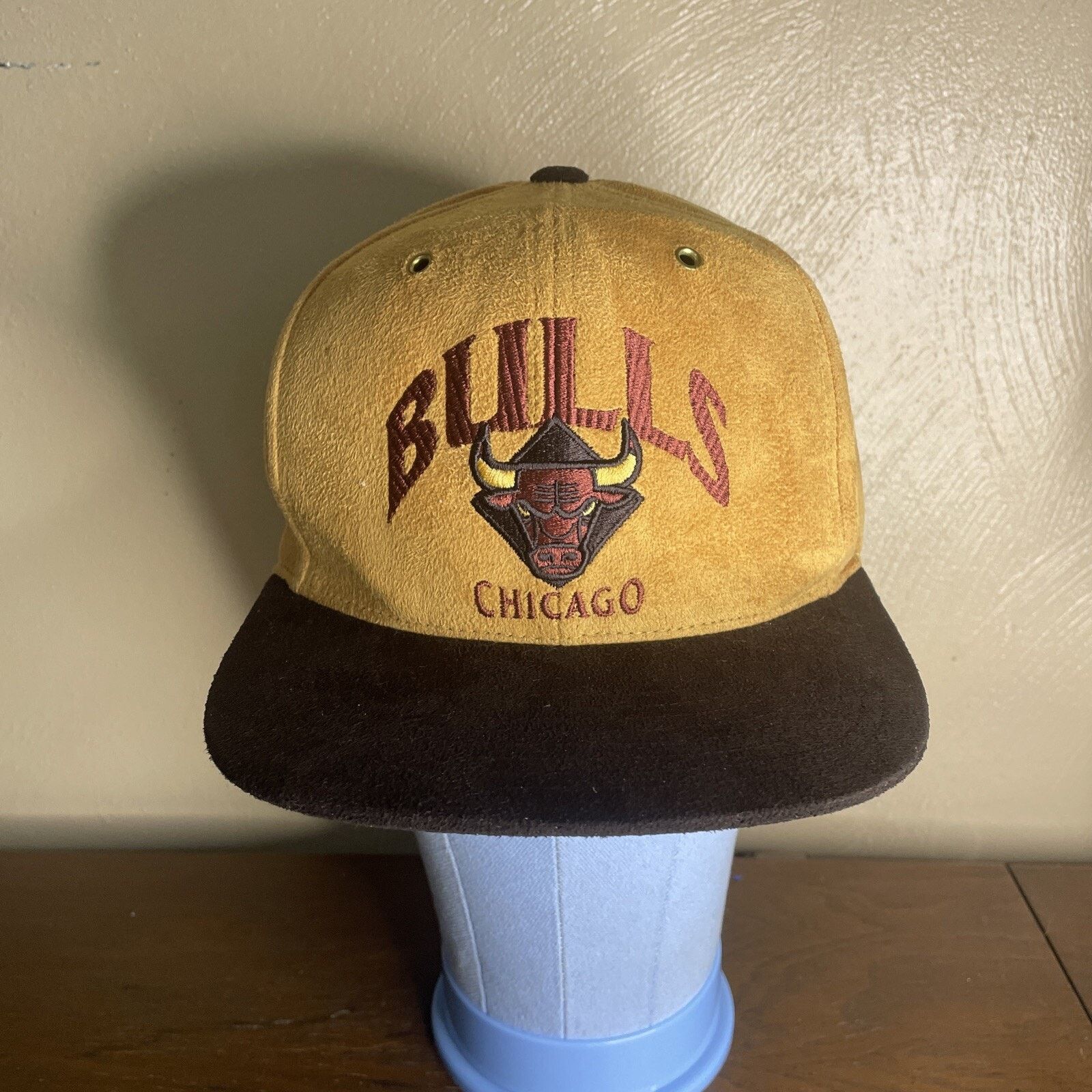 Mitchell & Ness Rear Mitchell & Ness SnapBack Chicago Bulls Suede EUC Size US XL / EU 56 / 4 - 2 Thumbnail