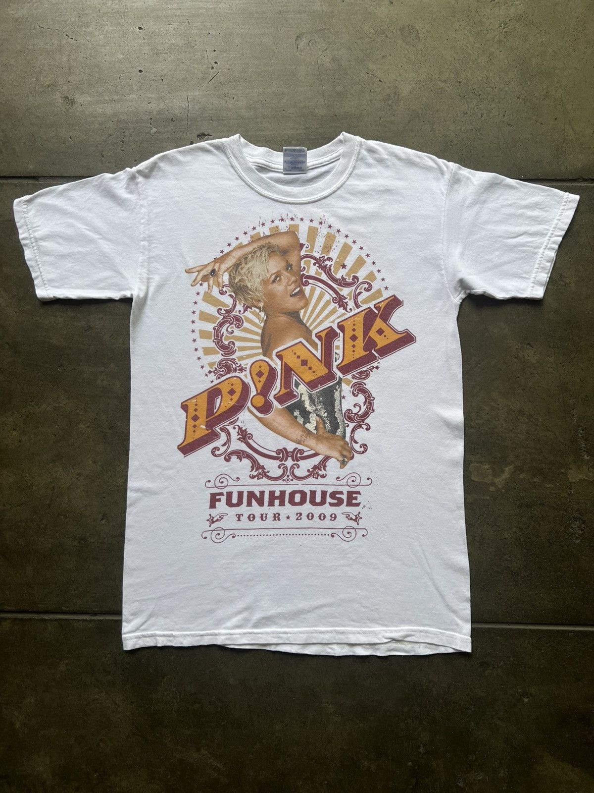 Vintage Y2K 2009 P!NK Funhouse Tour Tee Shirt Pink Avril Paramore Size US S / EU 44-46 / 1 - 1 Thumbnail