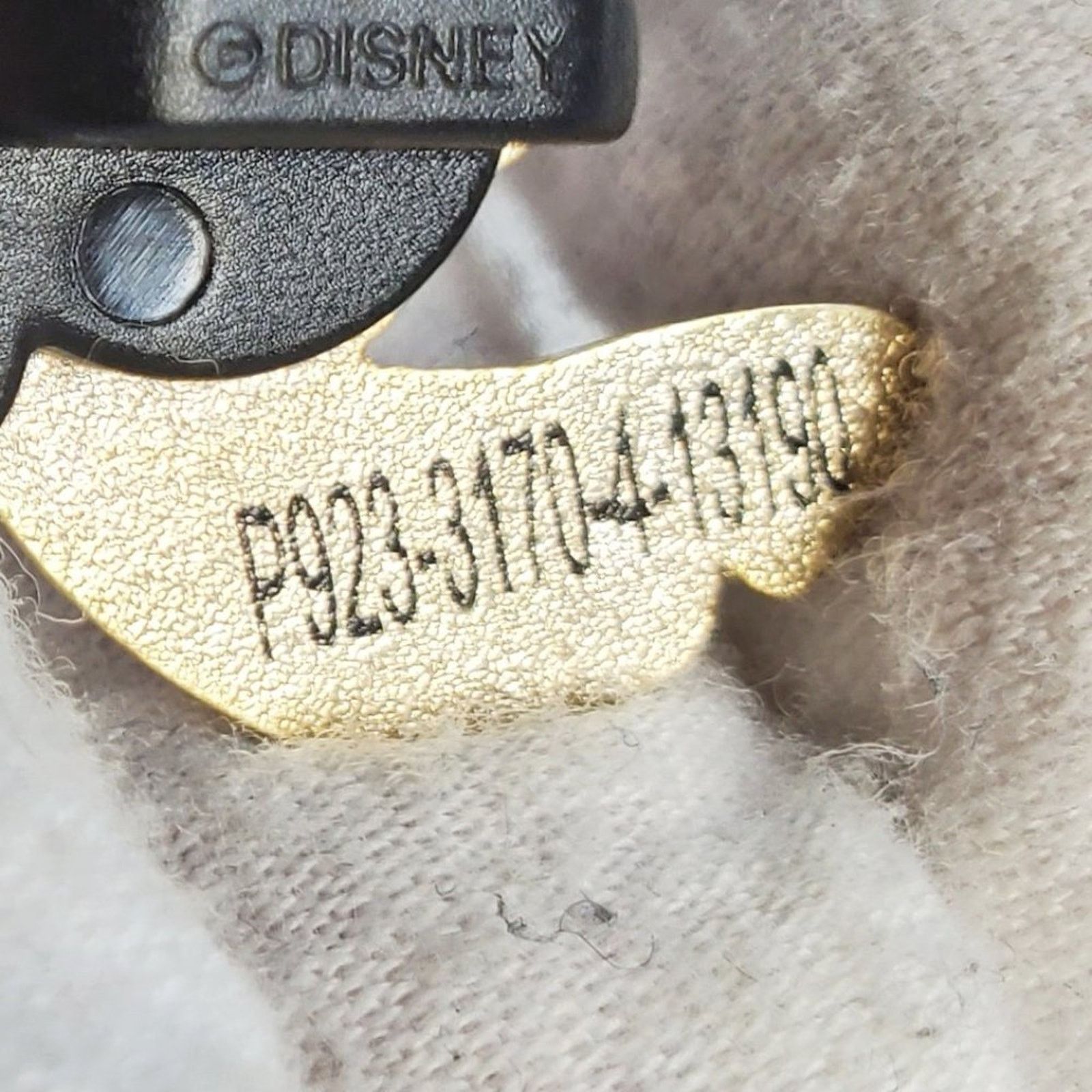 Disney Disney Lilo & Stitch Sitting 2008 Enamel Pin Size ONE SIZE - 9 Thumbnail