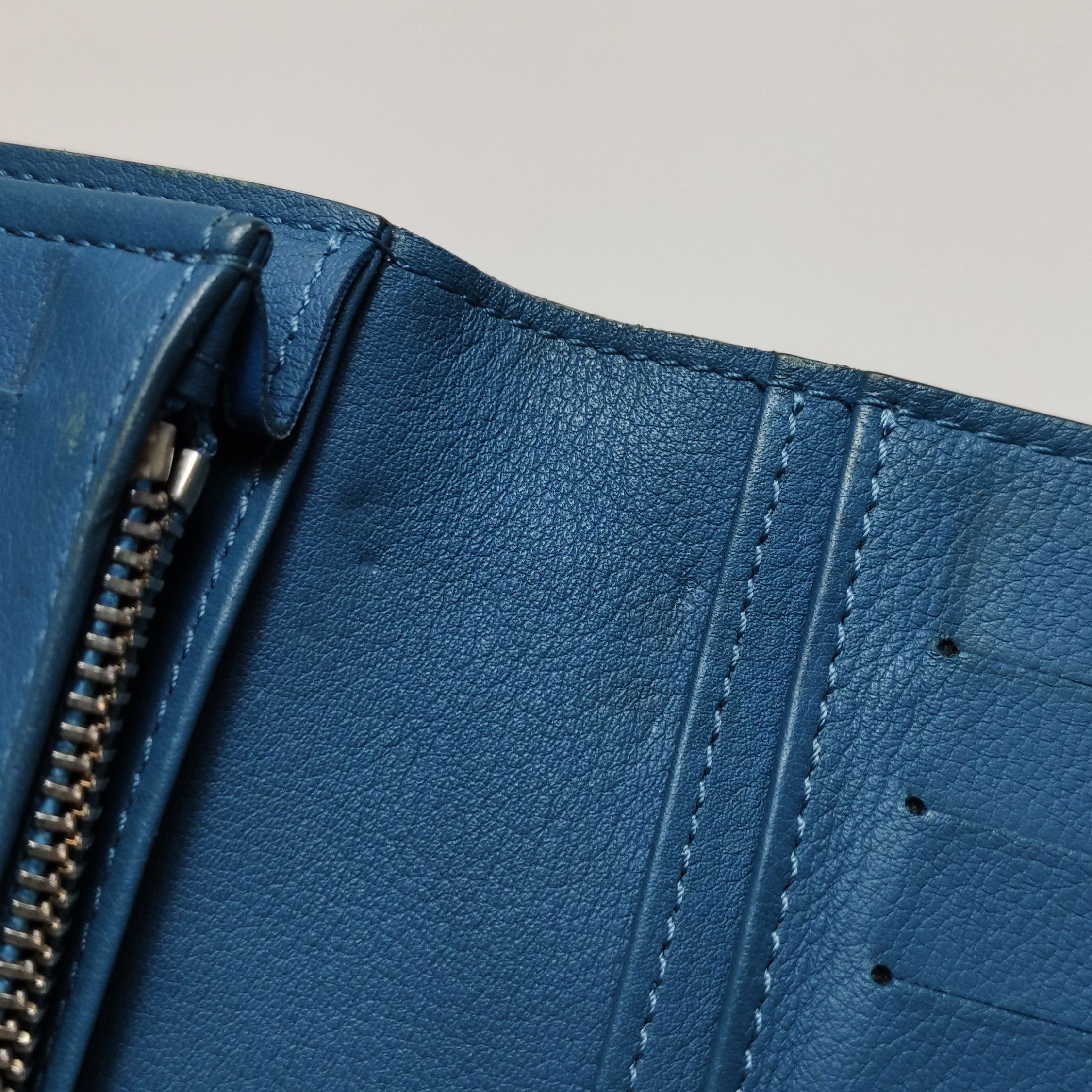 Louis Vuitton Louis Vuitton (LV) Brazza leather solid color bi-fold walle Size ONE SIZE - 8 Thumbnail