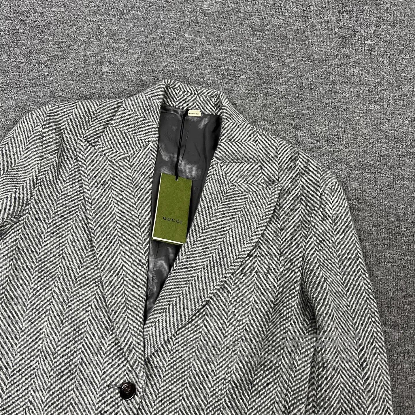Gucci Guicci Elegant V-neck wool suit jacket| Size 40R - 3 Thumbnail