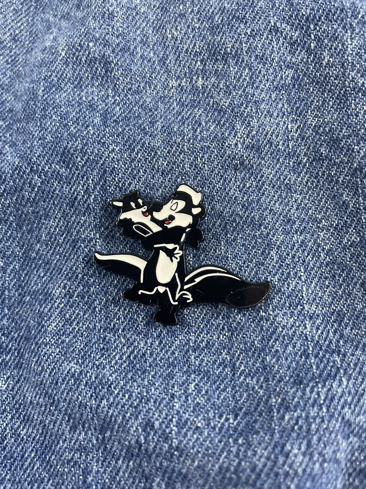 Other Pepe Le Pew Enamel Pin Size ONE SIZE - 1 Thumbnail