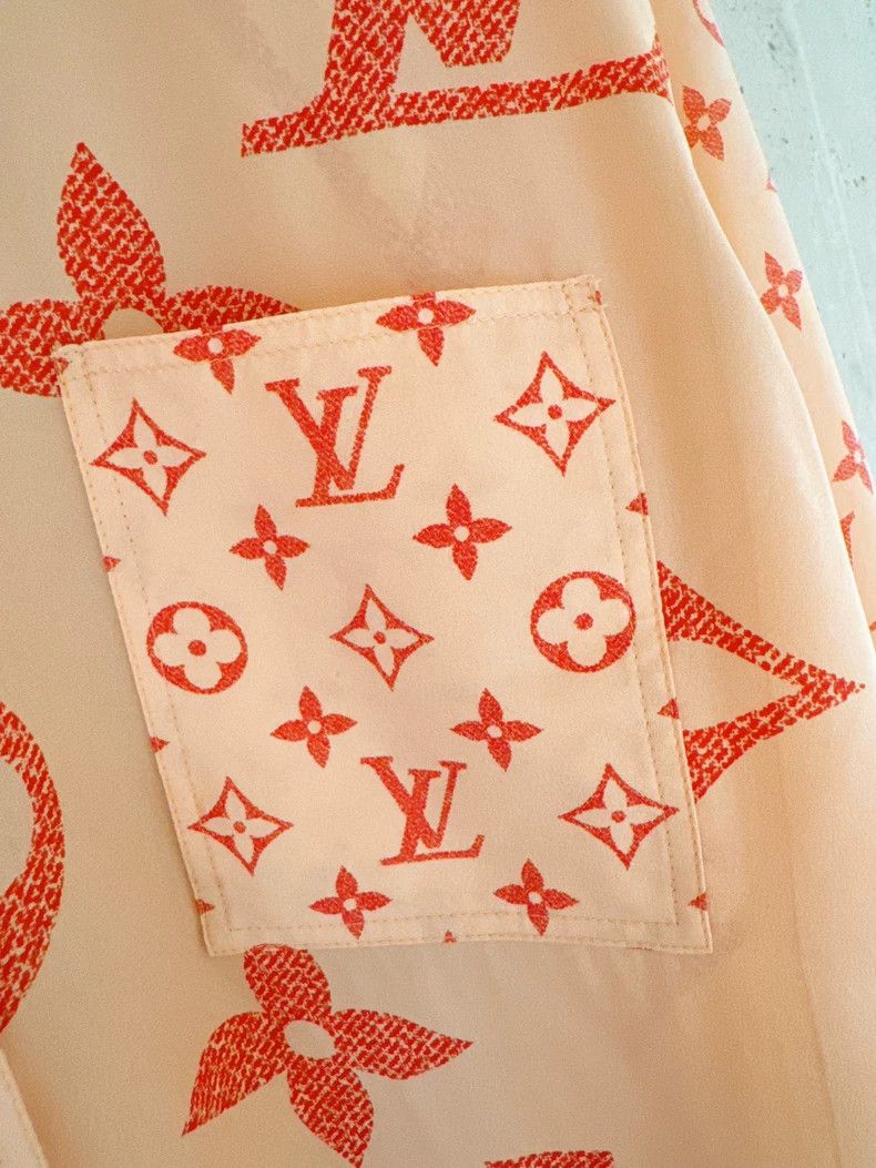 Louis Vuitton Louis Vuitton size 38 Silk shirt with full logo shirt 2503 Size US M / EU 48-50 / 2 - 6 Thumbnail