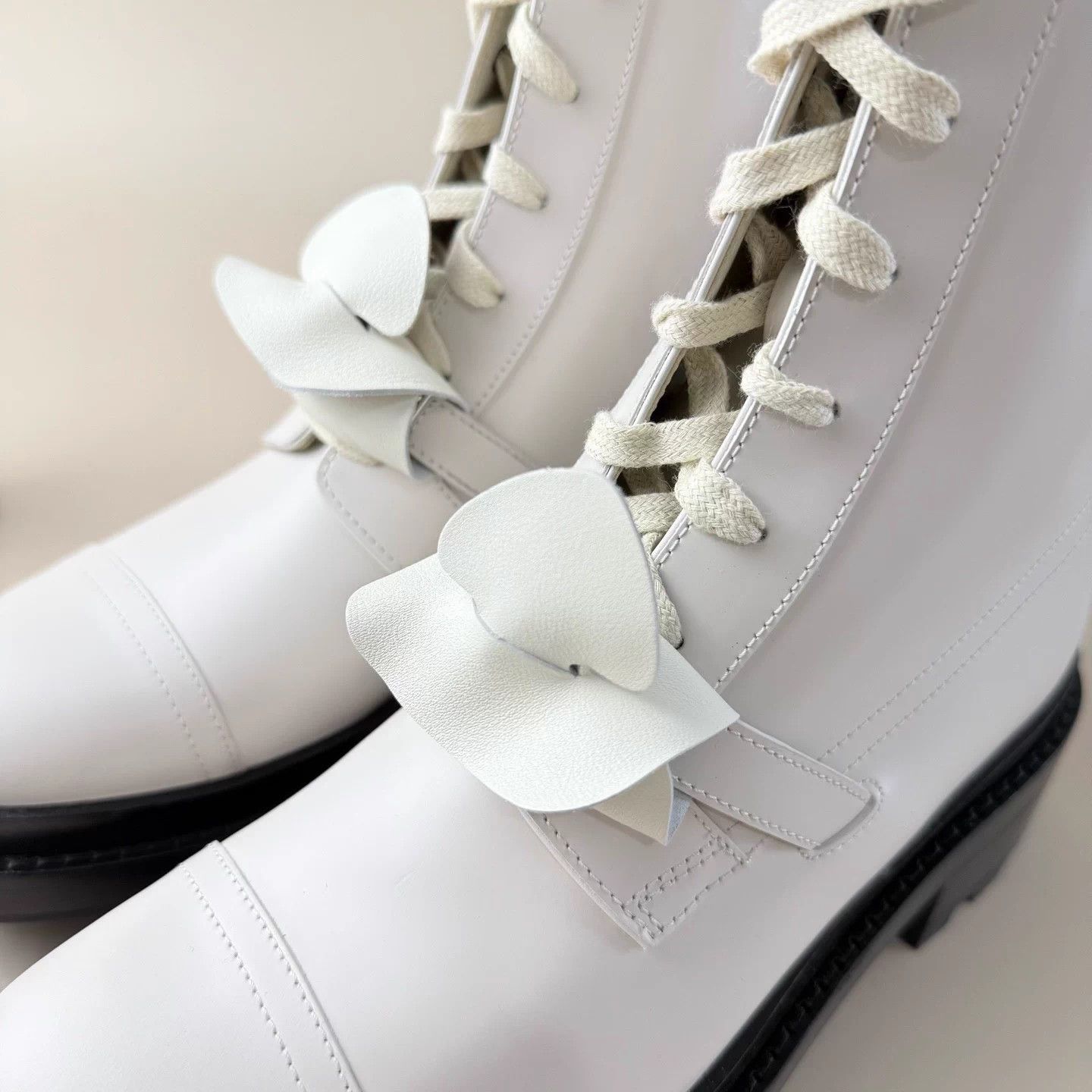 Hermes Hermes Ivory Kelly buckle laced short boots EU36.5 Size US 5.5 / IT 35.5 - 8 Thumbnail