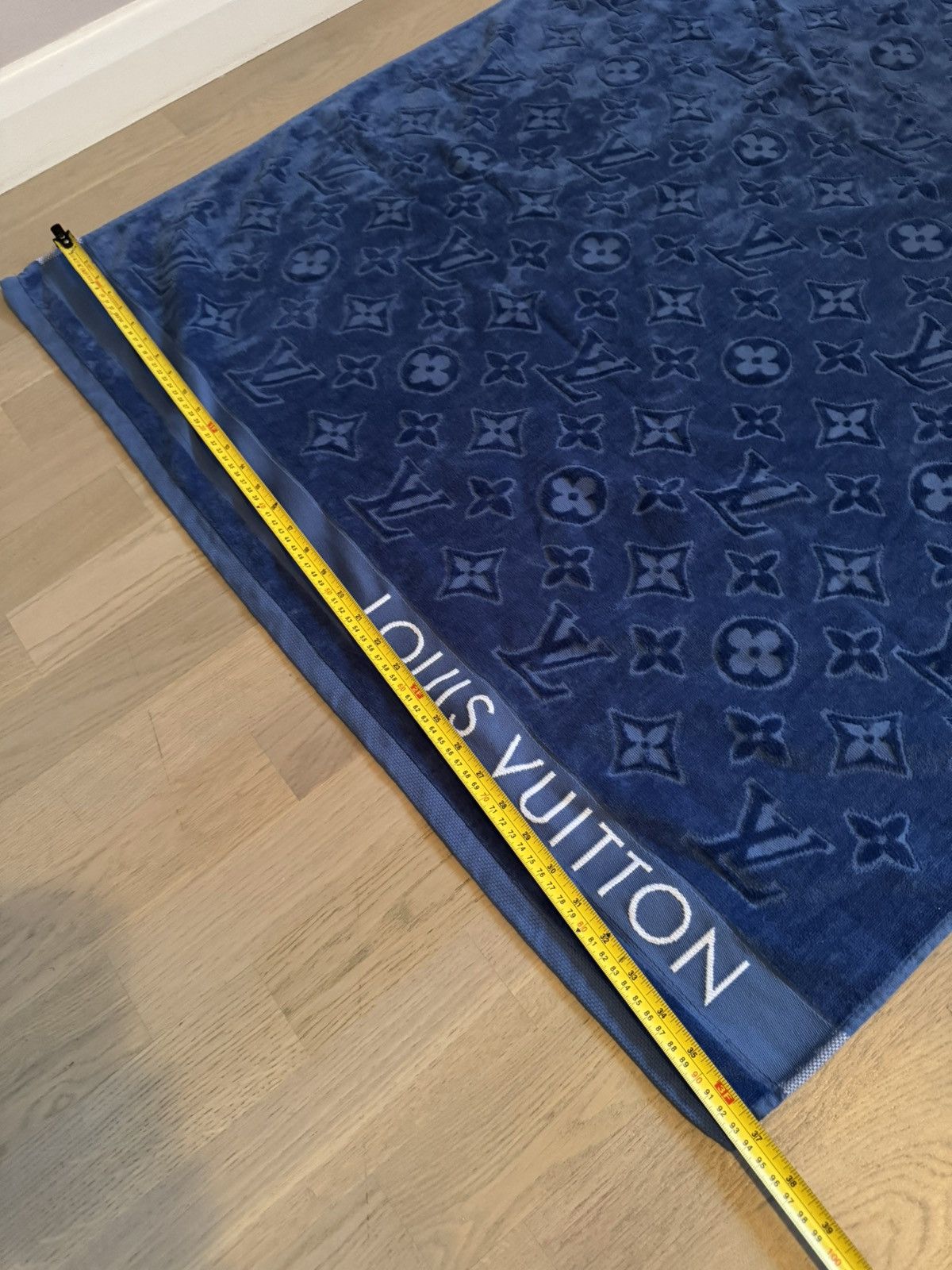 Louis Vuitton LOUIS VUITTON beach towel sizes in photos by tape measure Size ONE SIZE - 2 Thumbnail