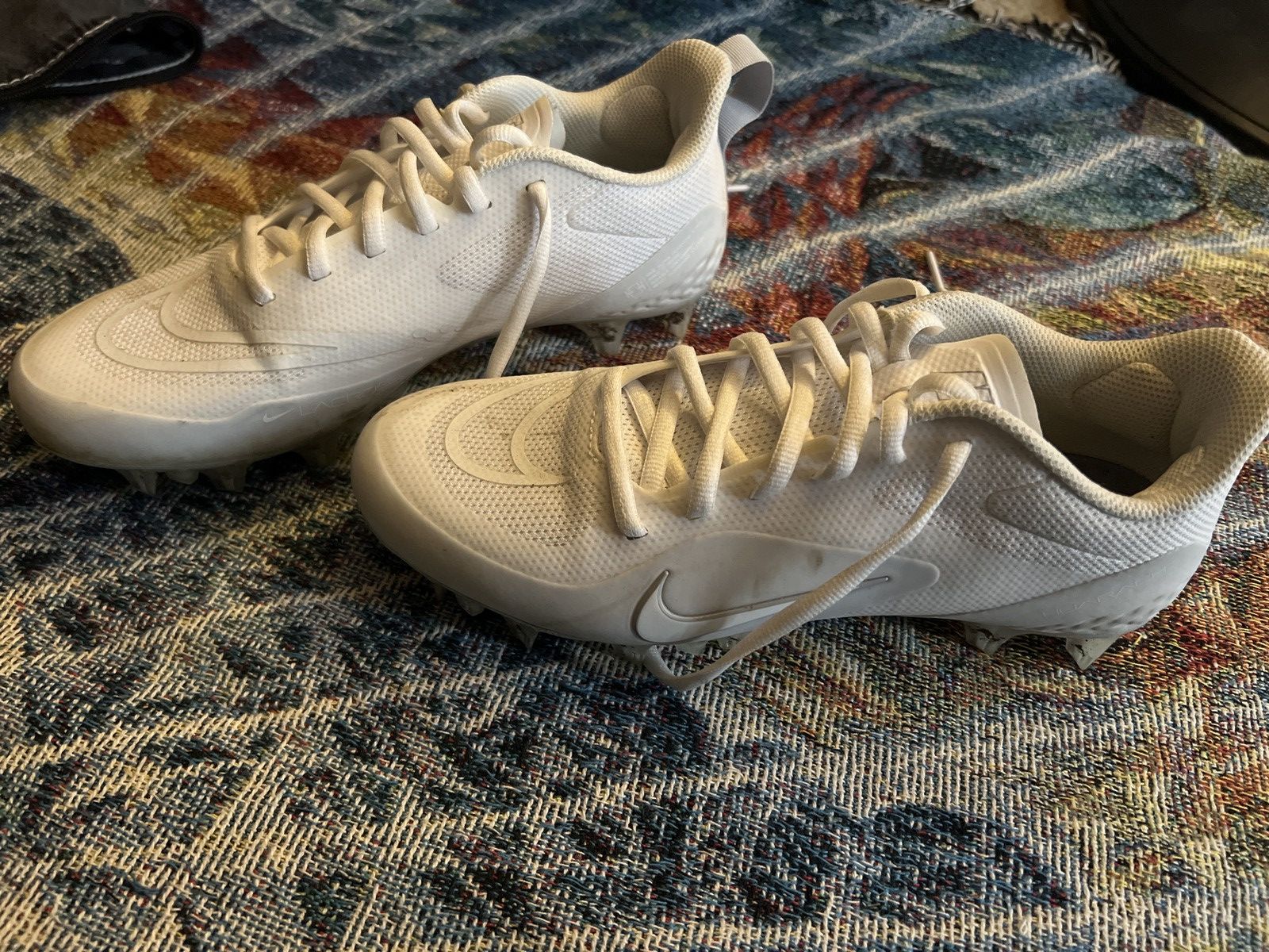Nike Mens size 7 nike low white cleats Size US 7 / EU 40 - 2 Thumbnail