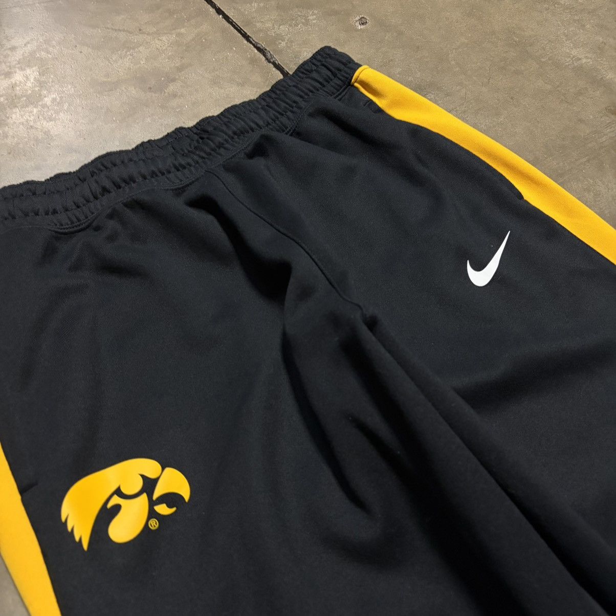 Nike Nike Iowa Hawkeyes Track Sweatpants DriFit On Field Swoosh Size US 32 / EU 48 - 5 Thumbnail