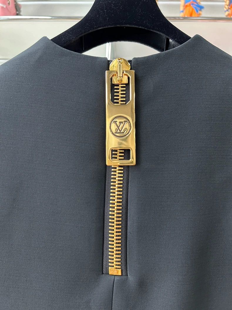 Louis Vuitton Louis Vuitton 23 Show Old Flower Big Round Button Decoratio Size XXS / US 00 / IT 34 - 5 Thumbnail
