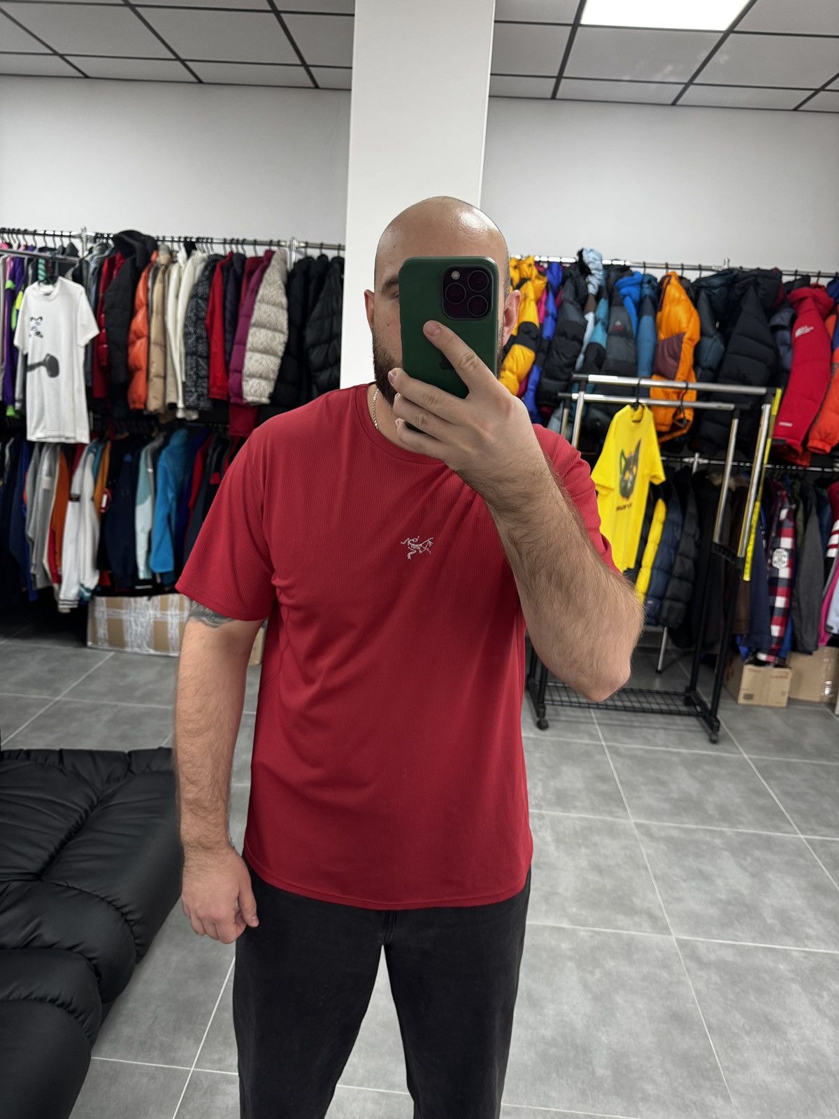 Arc'teryx Vintage Arc'teryx Arcteryx Reflective Logo Y2K Red T-Shirt Size US L / EU 52-54 / 3 - 2 Thumbnail