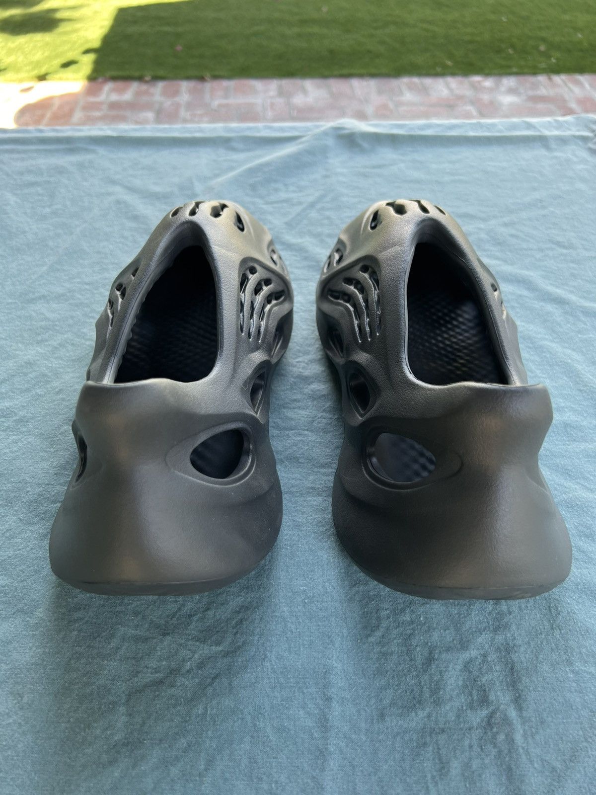 Yeezy Yeezy Adidas Foamrunner Carbon 11 Men NEW Size US 11 / EU 44 - 16 Thumbnail