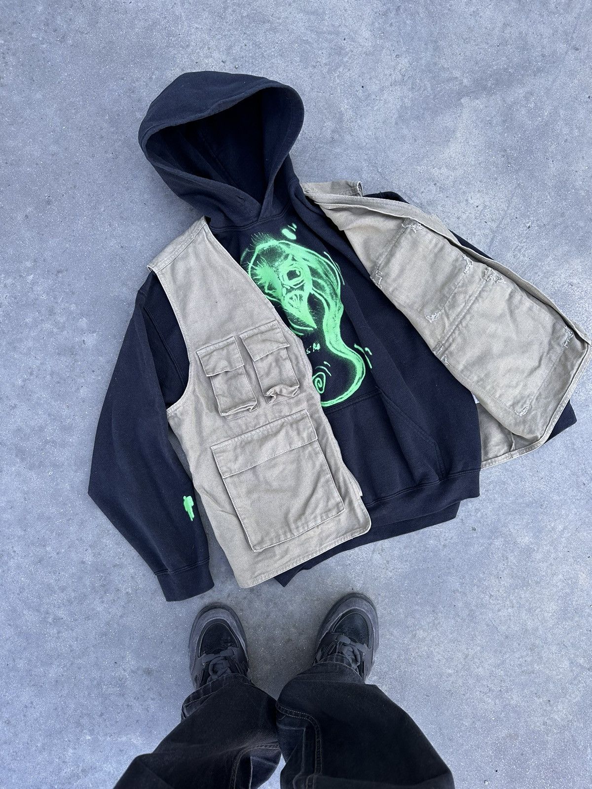 Billie Eilish Billie Eilish 2019 Alien Hoodie Size US L / EU 52-54 / 3 - 9 Thumbnail